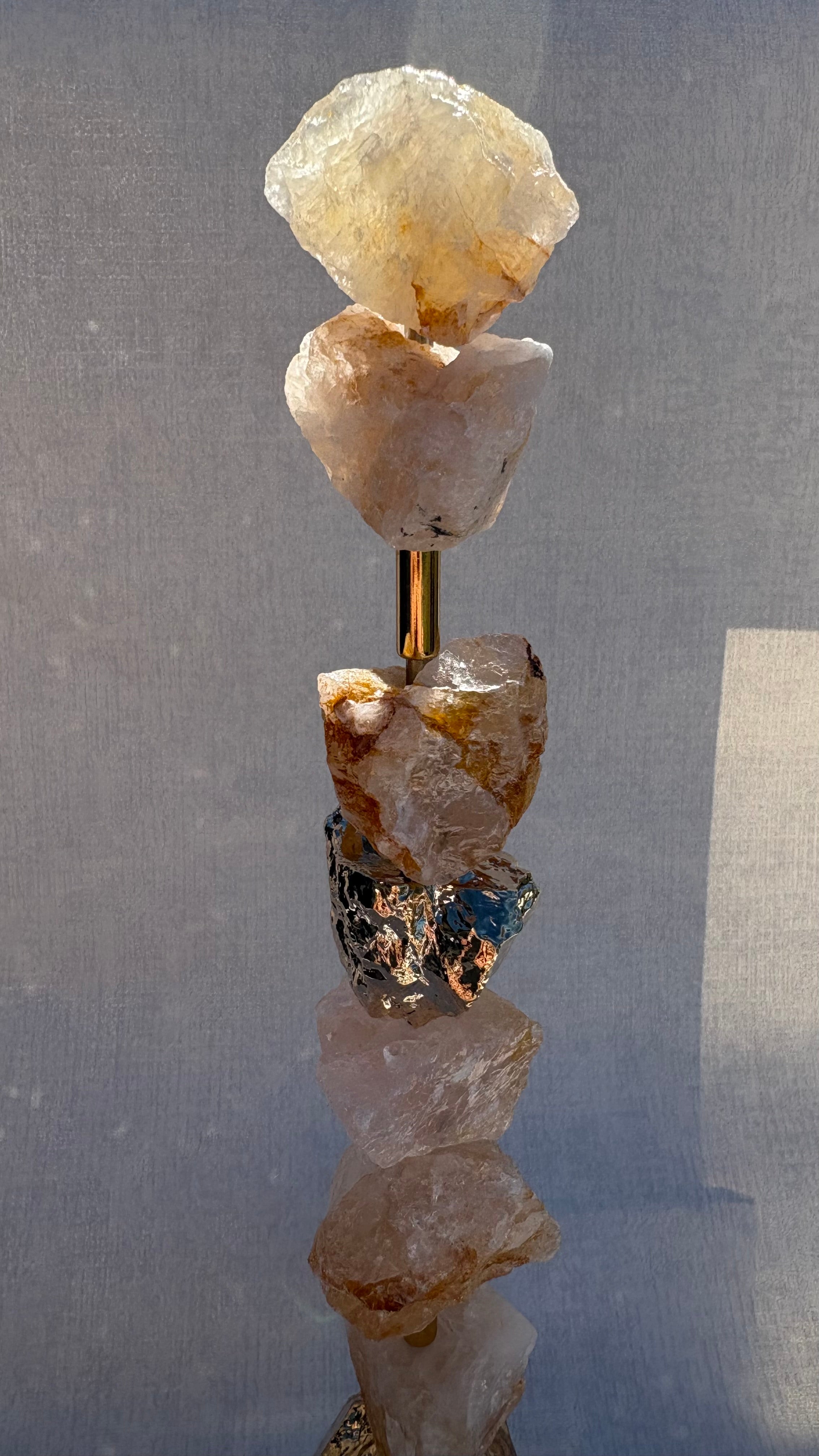 Escultura Decorativa de Hematoide Bruta e Pedra Única banhada.