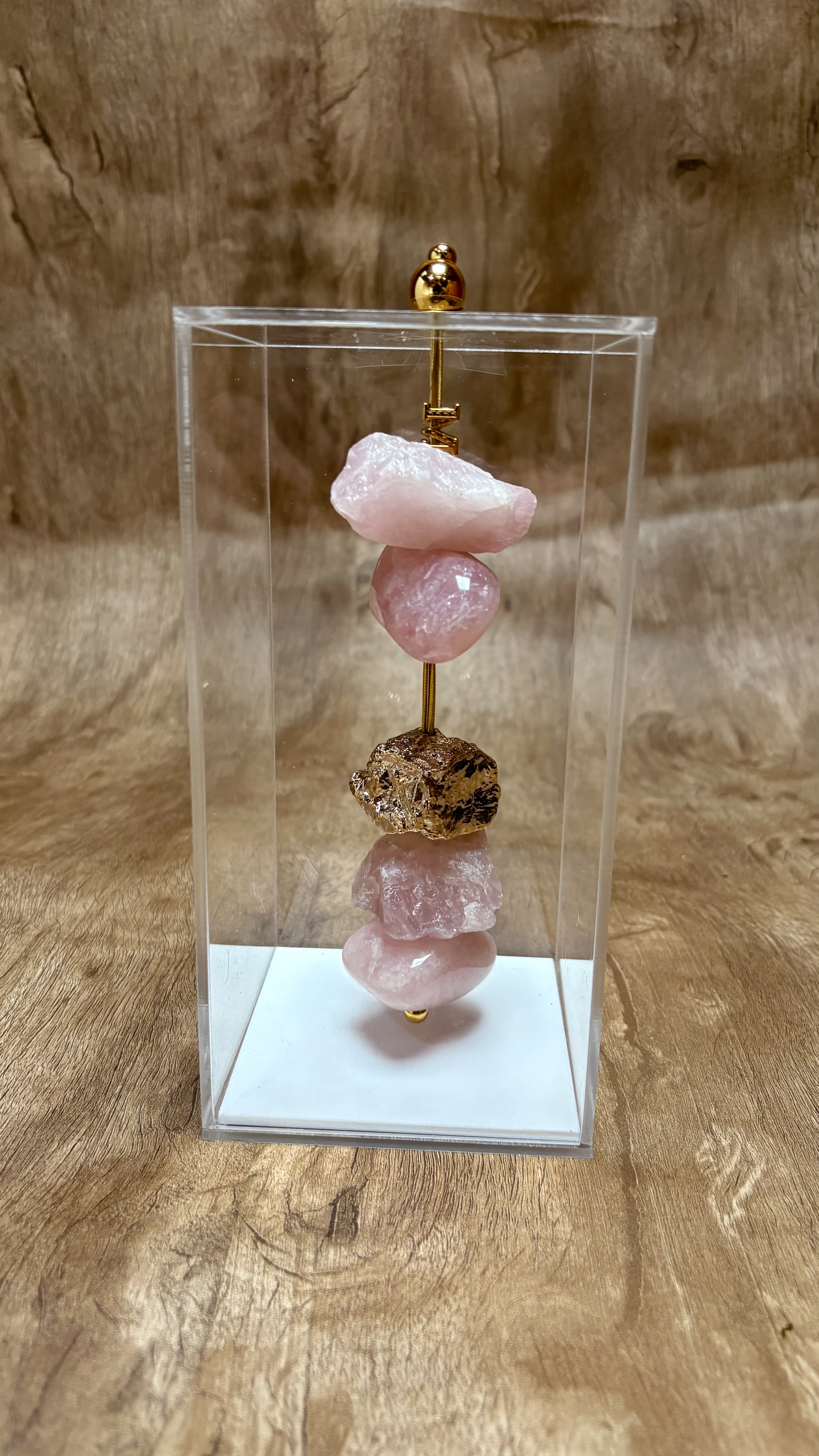 Caixa de Acrílico Decorativa Com Pedra Natural - Quartzo Rosa com dourado.