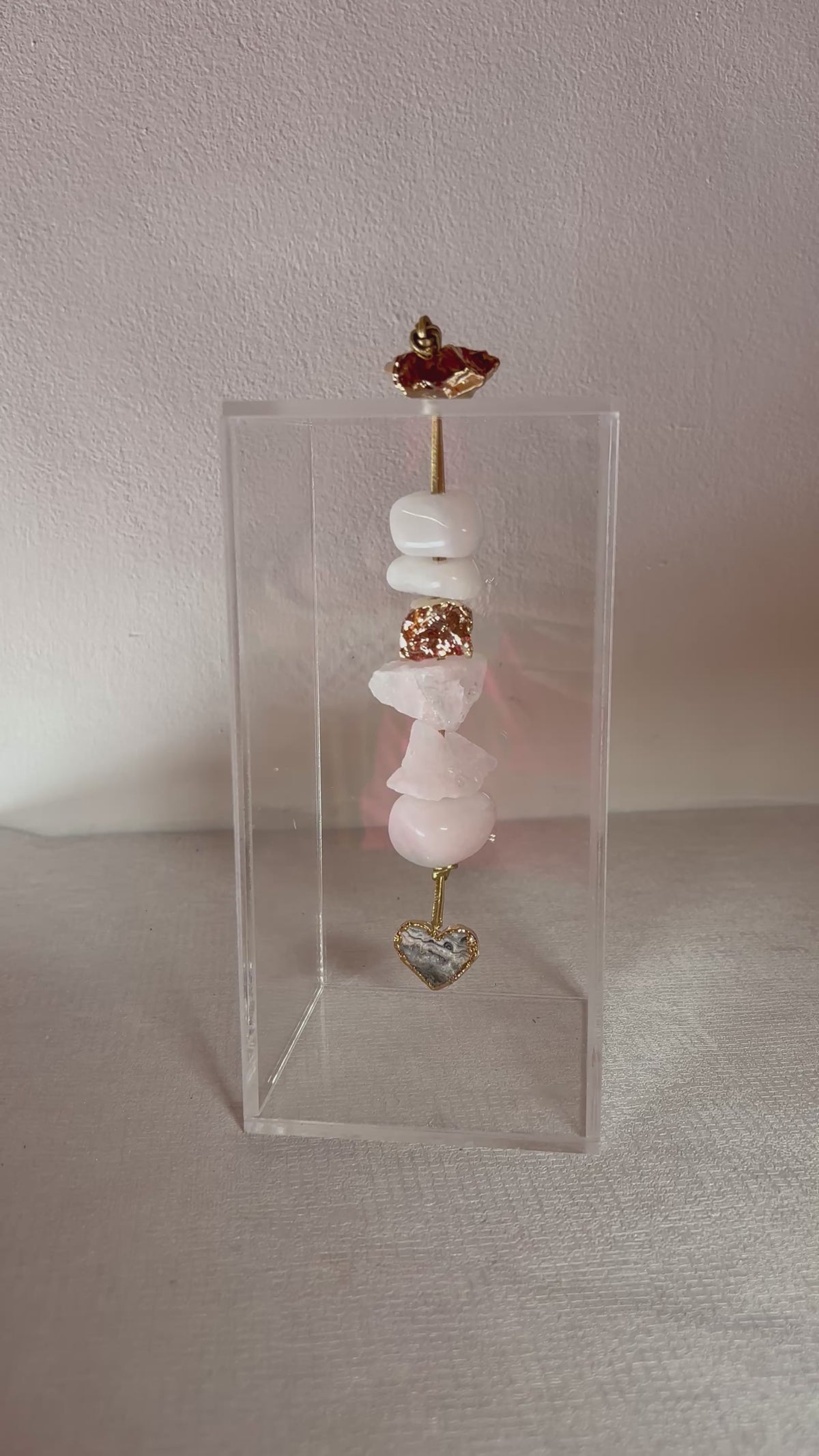 Caixa decorativa de acrílico de Quartzo Branco e Ponteira de Coração .