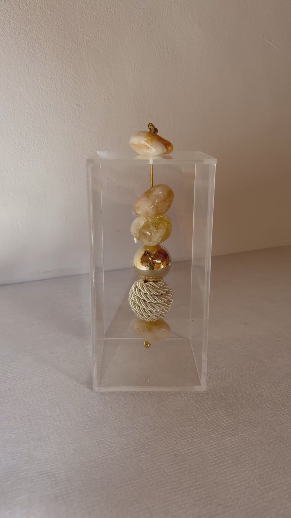 Caixa decorativa de acrílico de Citrino, Esfera Banhada e com Fio de Macrame.