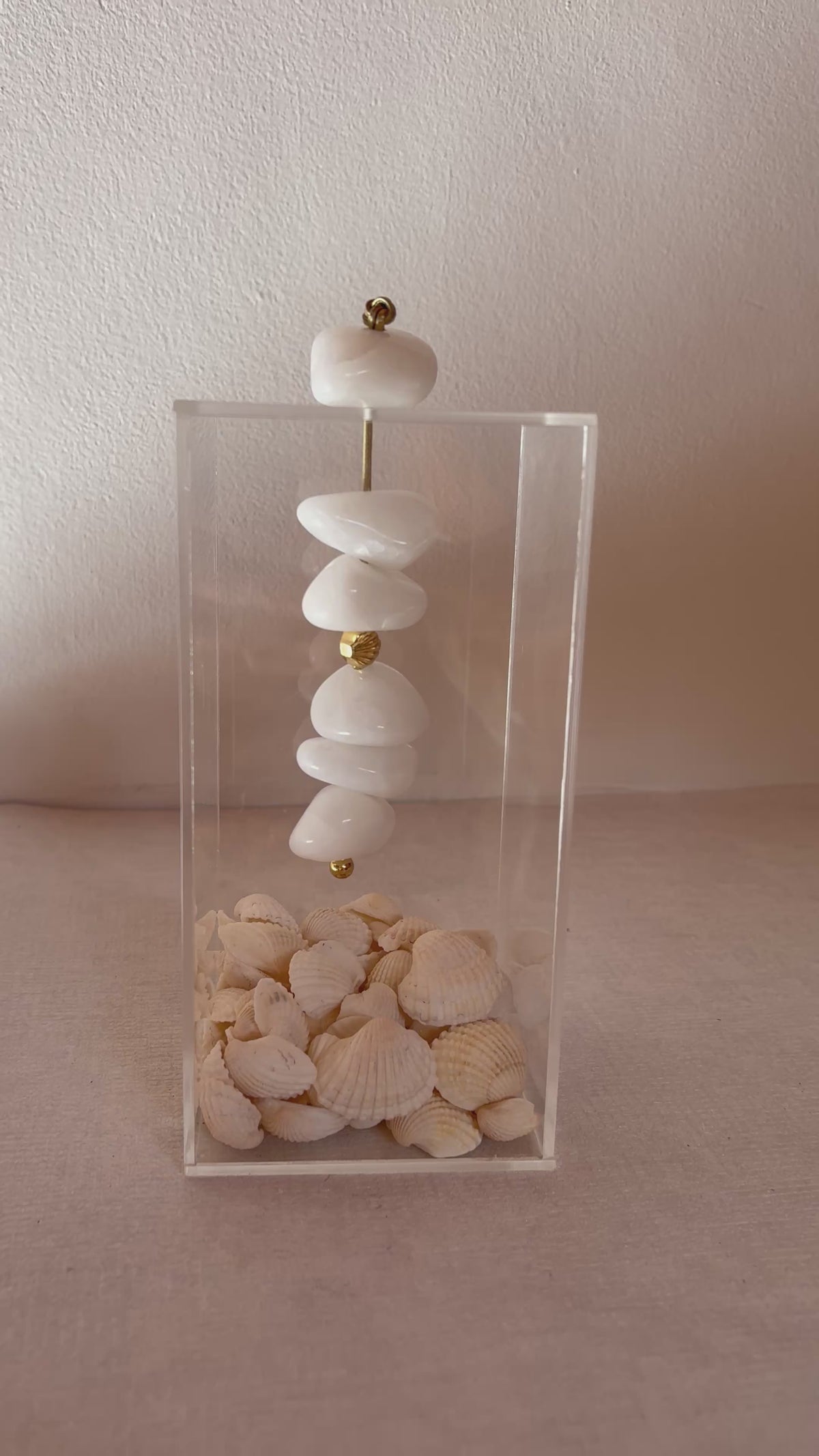 Caixa decorativa de acrílico de Concha com Quartzo Branco.