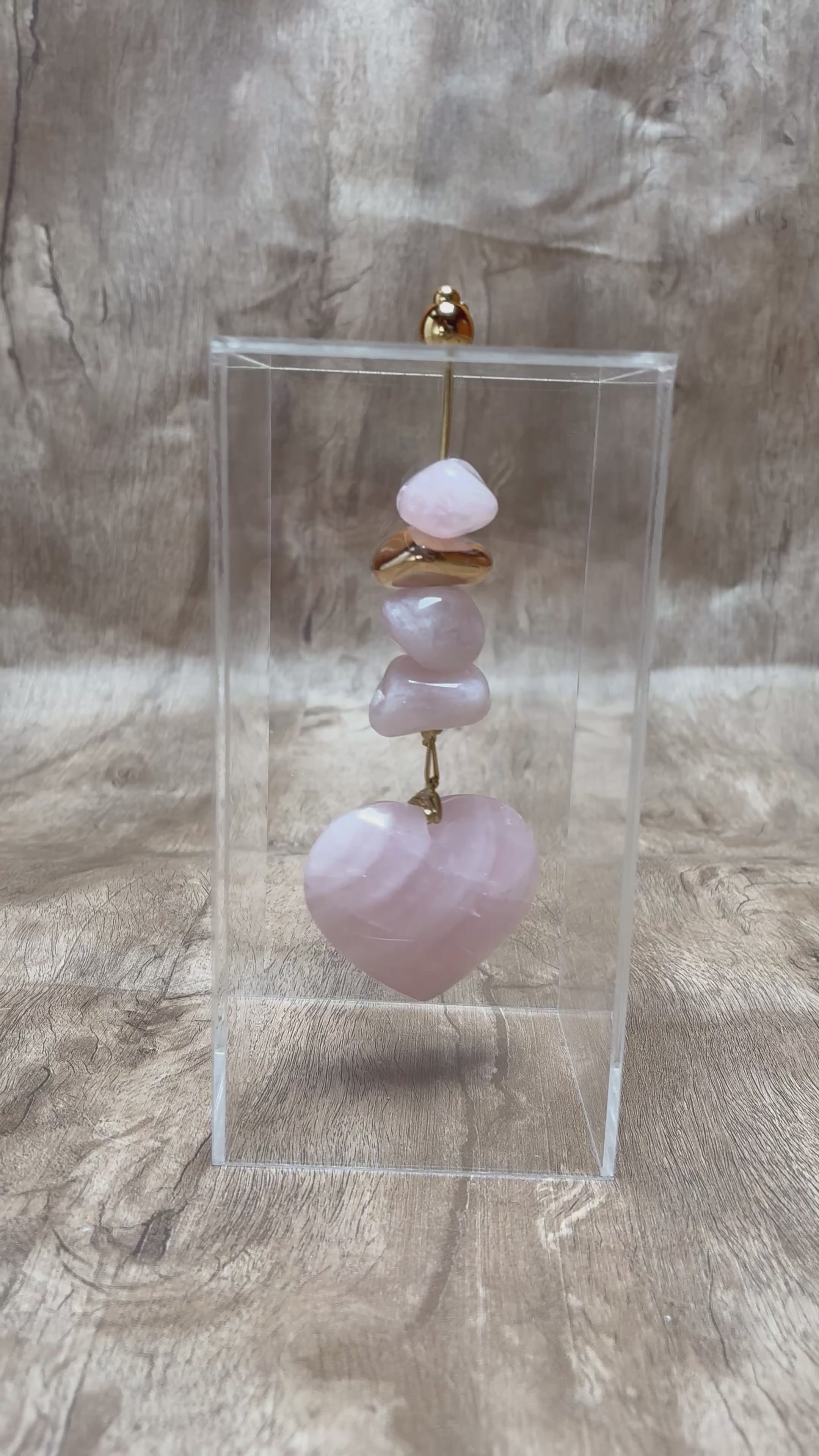 Caixa decorativa de acrílico de pedras de Quartzo rosa e coração.