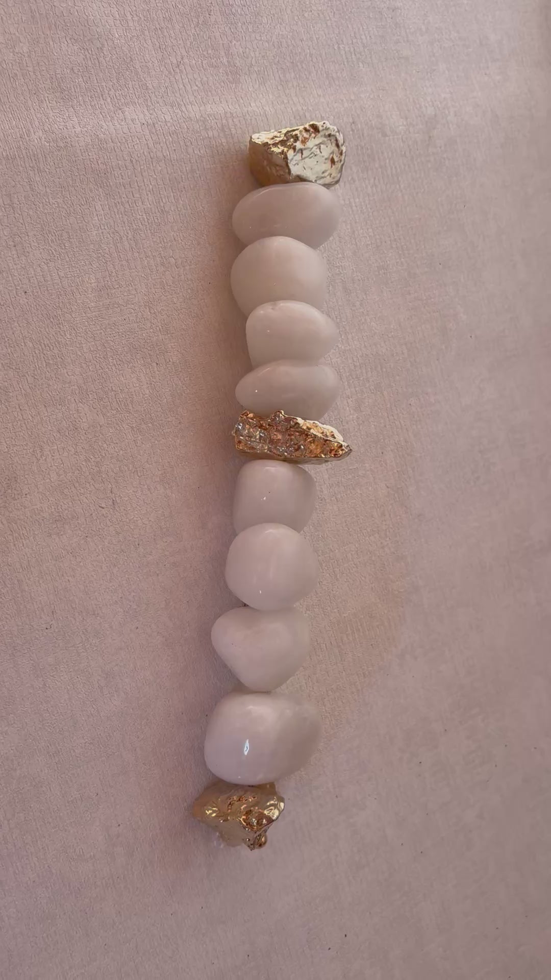 Colar de Mesa - Quartzo Branco Rolado e Pedra Banhada Bruta.