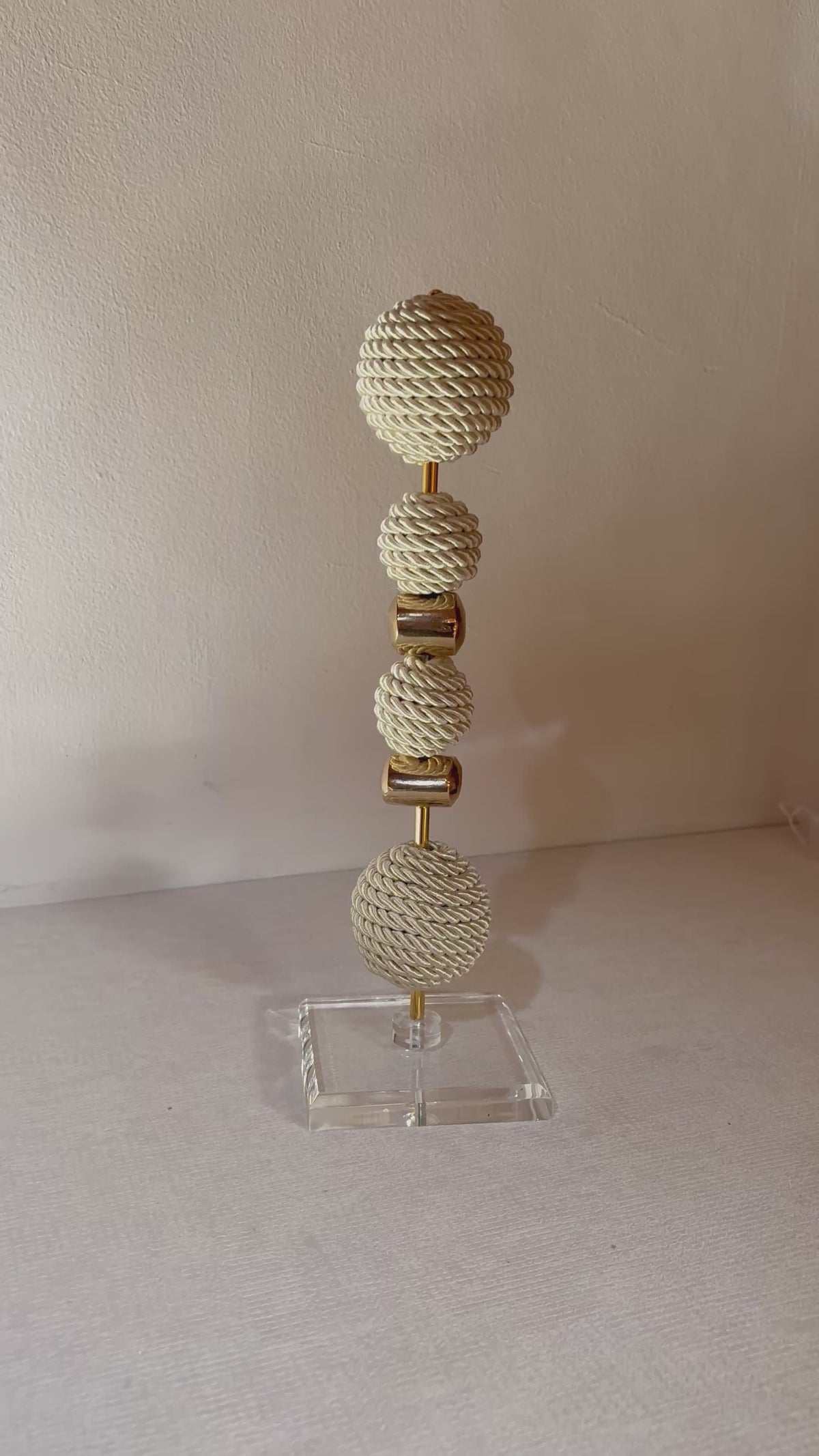 Escultura Decorativa de Esfera com fio de Macrame com Pedra Banhada.