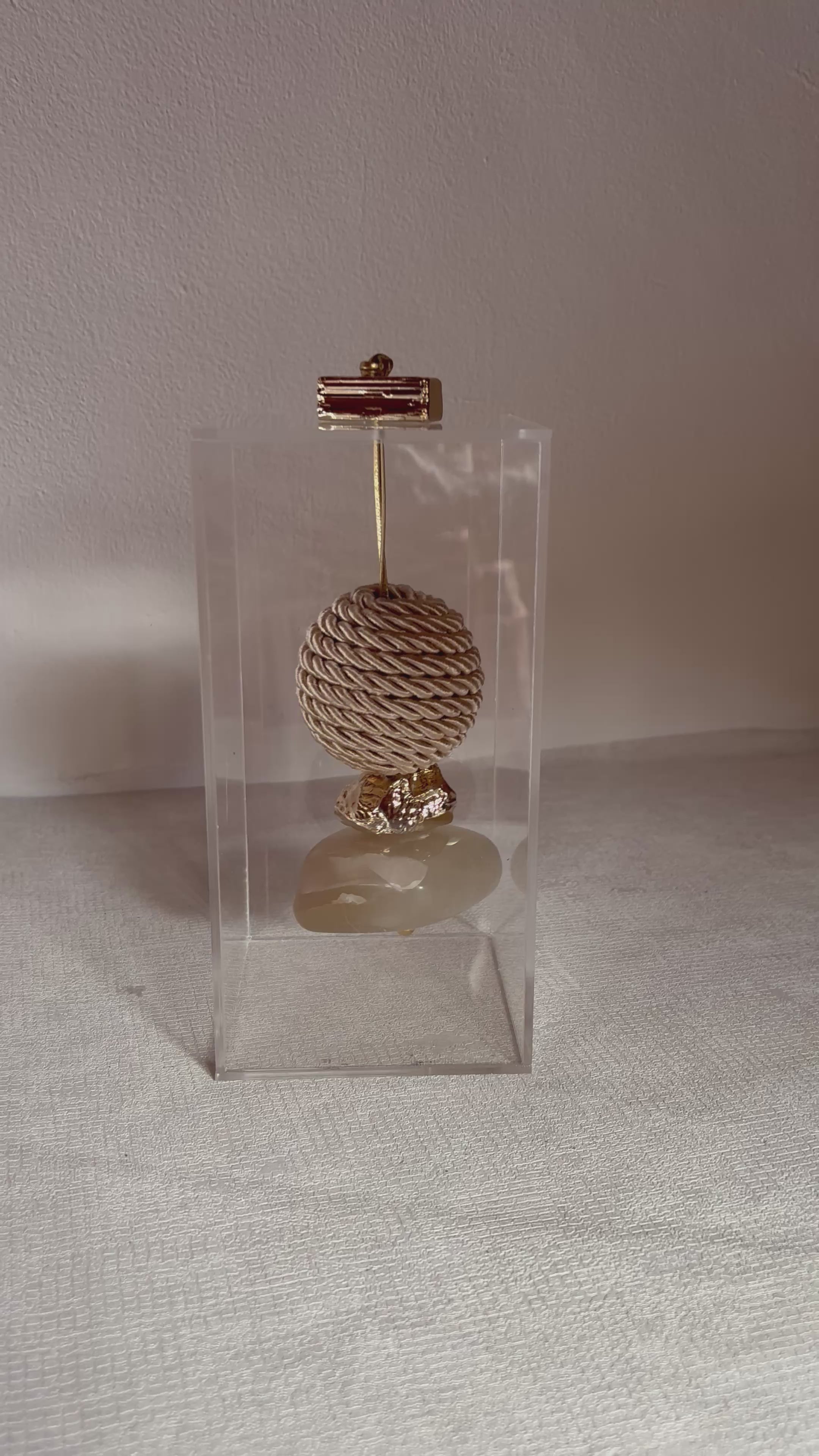 Caixa decorativa de acrílico de Aragonita e Esfera de Macrame.