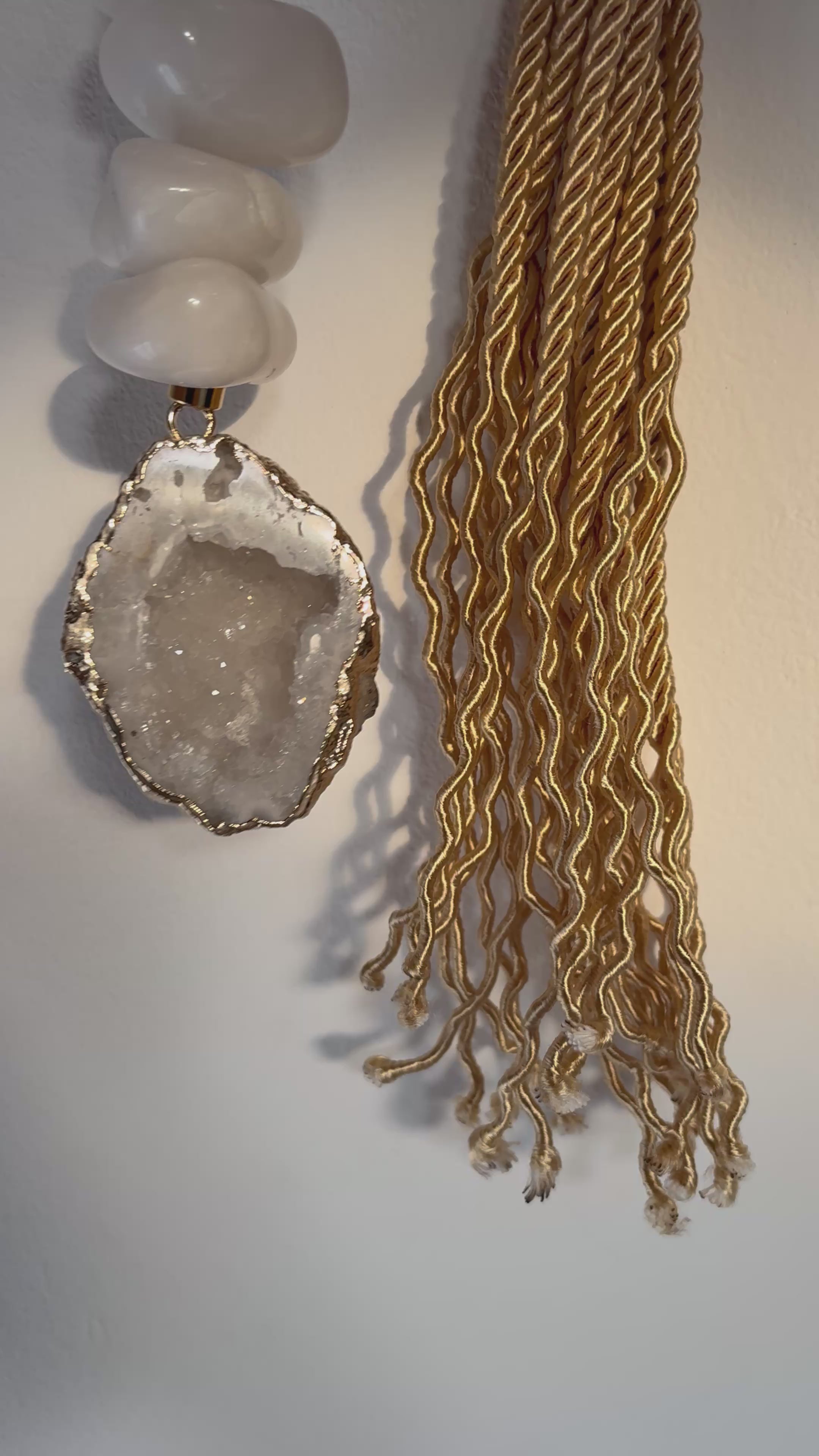 Colar Decorativo de Quartzo Branco, Pedra do Marrocos e Macrame