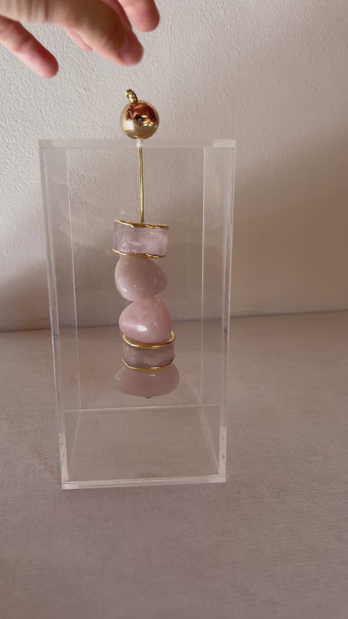 Caixa decorativa de acrílico de Quartzo Rosa e Selenita Banhada.