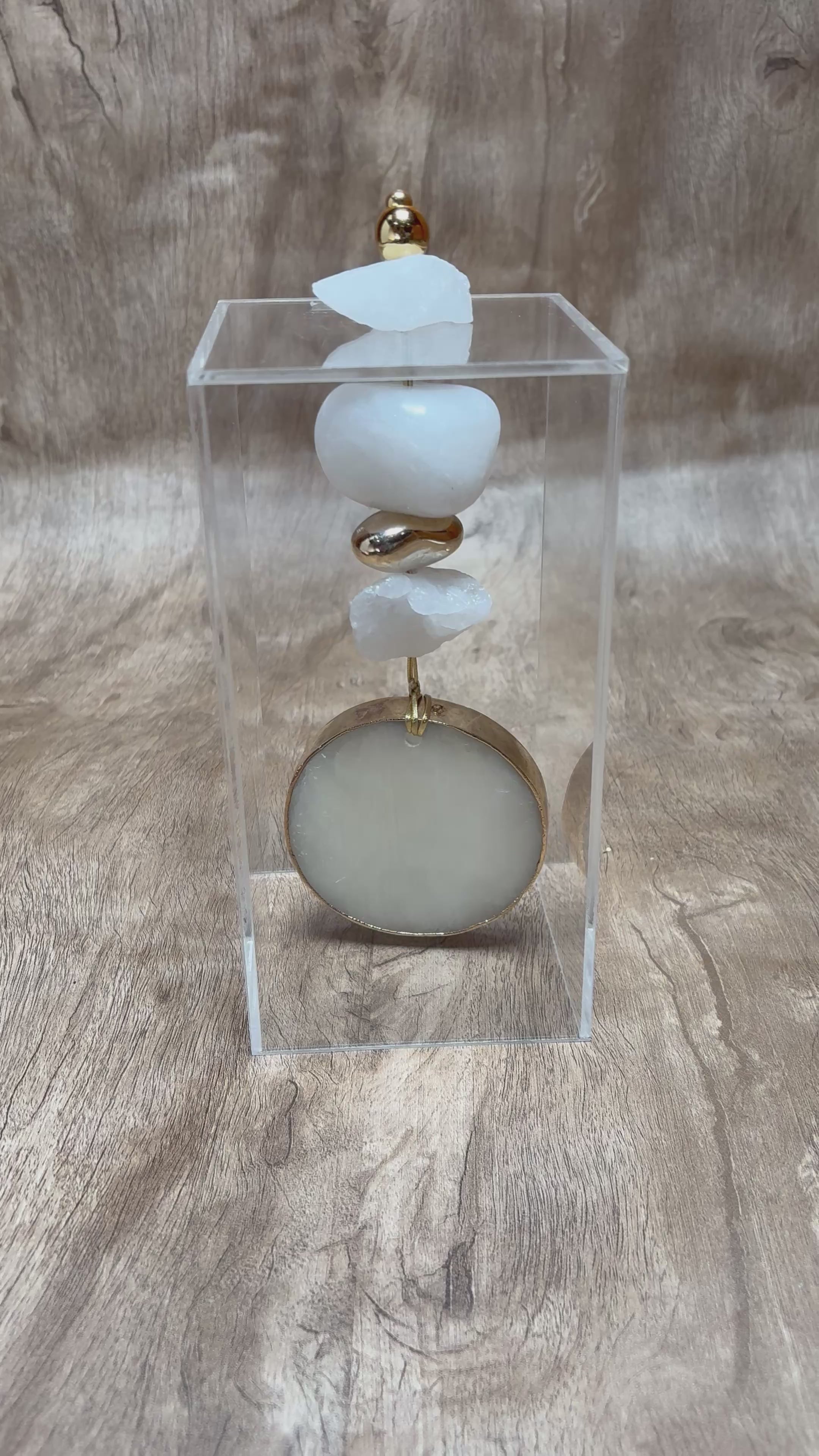 Caixa decorativa de acrílico de Quartzo Braço e Selenita Banhada.