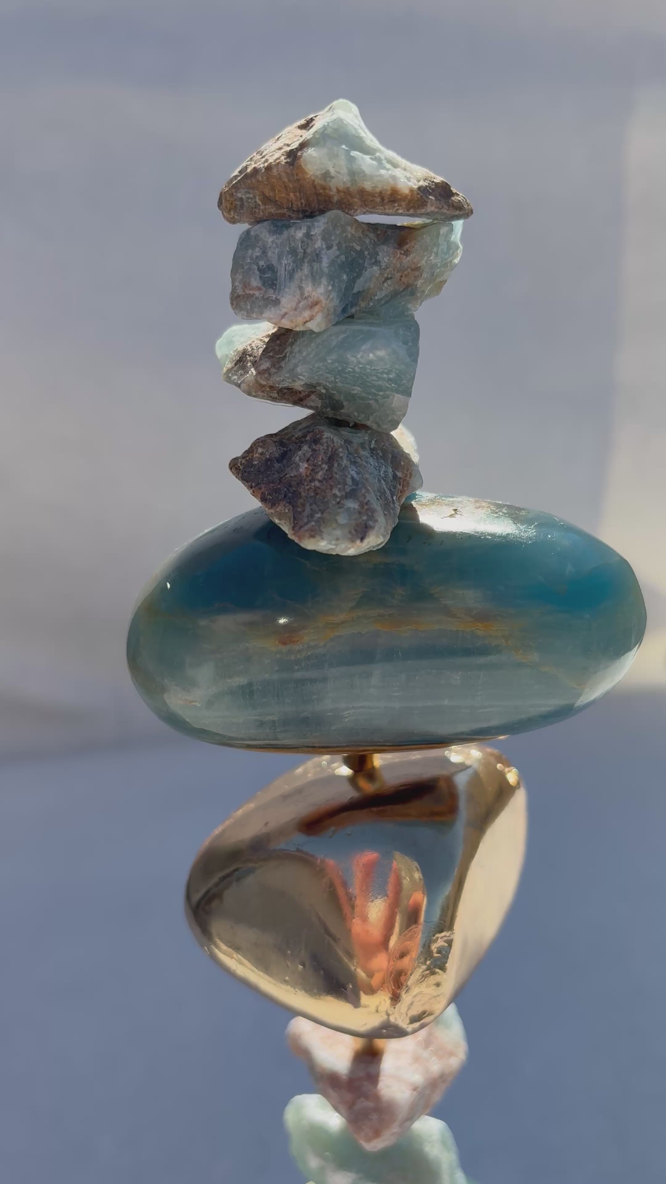 Escultura Decorativa de Ônix Azul e esfera banhada.