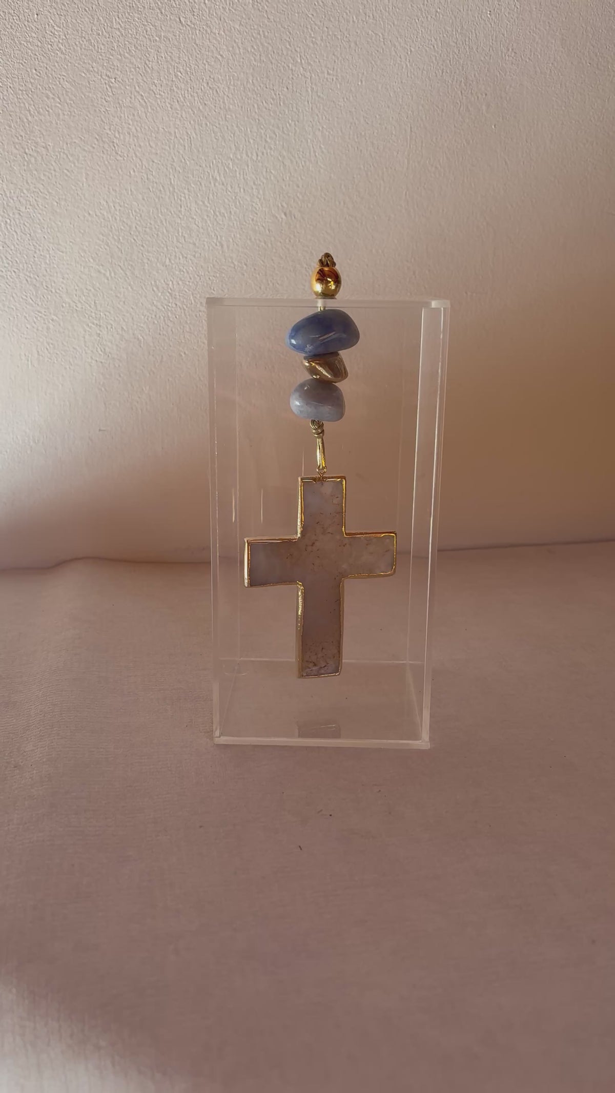 Caixa decorativa de acrílico de Cruz de Pedra Natural e Quartzo Azul.