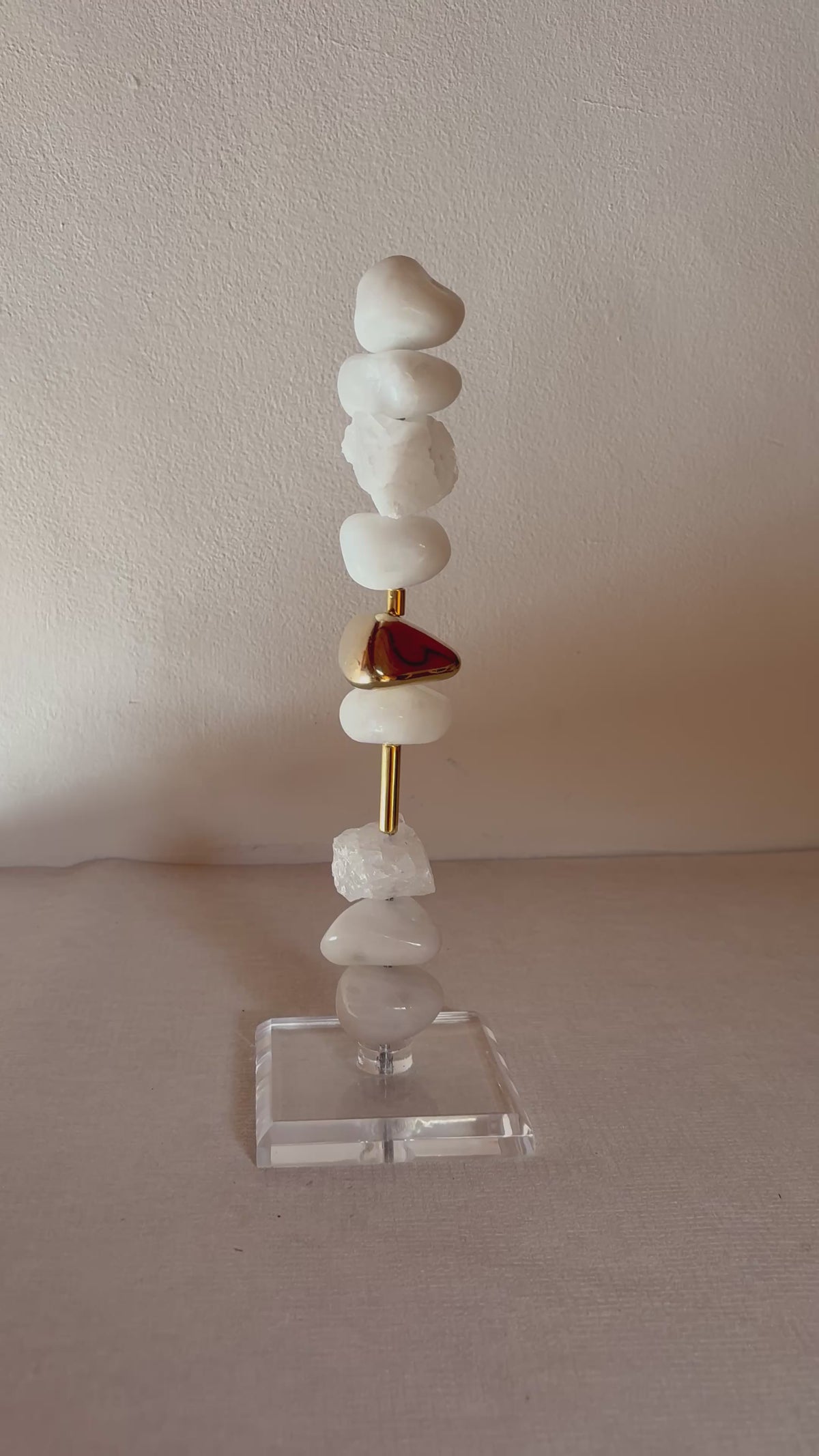 Escultura Decorativa de Quartzo Branco Rolado e Bruto e Pedra Banhada.