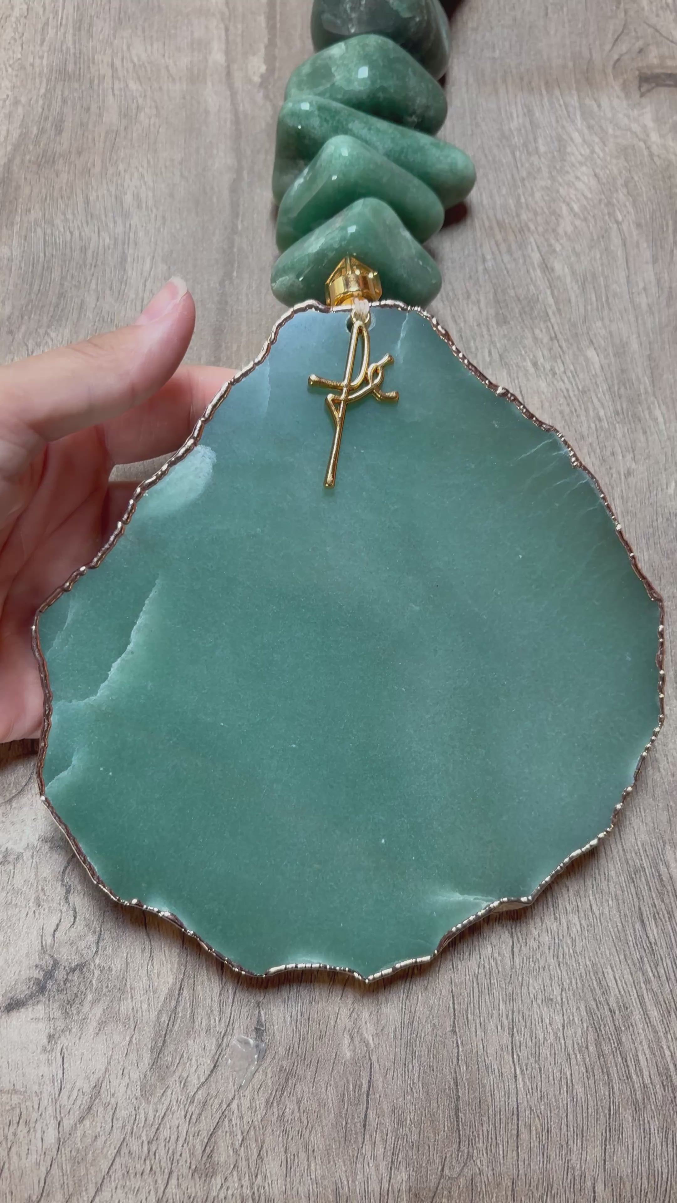 Colar de Mesa Fialho com pedras naturais - Quartzo verde com Macrame.
