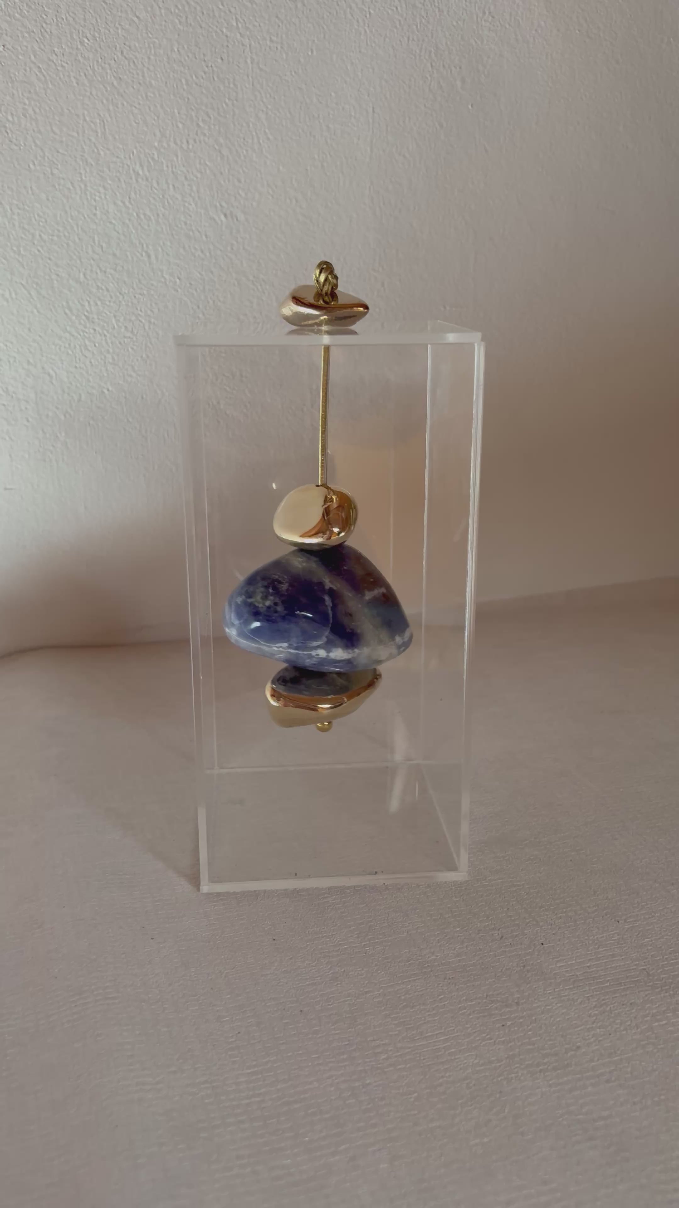 Caixa decorativa de acrílico de Sodalita e Pedra Banhada.
