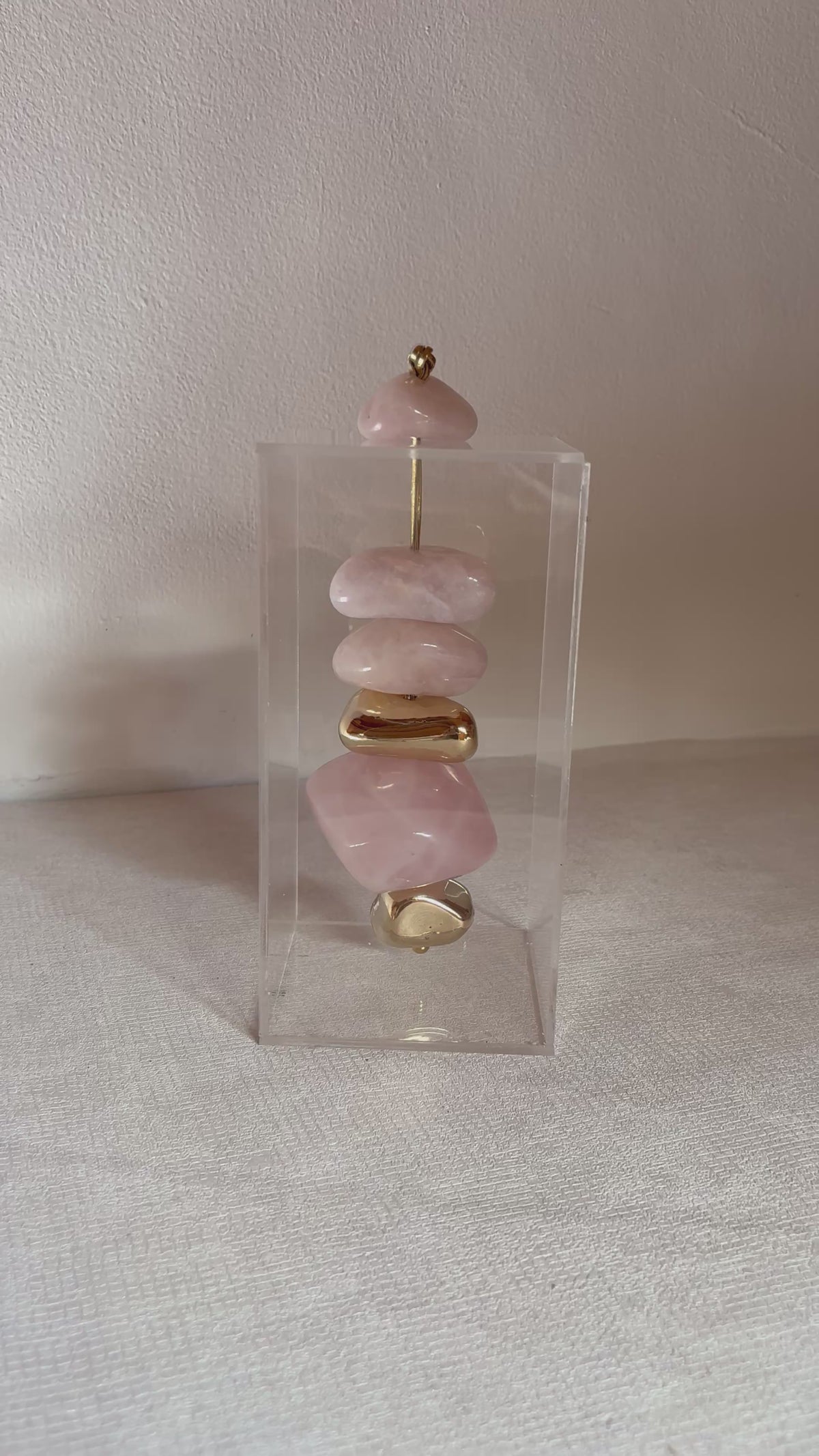 Caixa decorativa de acrílico de Quartzo Rosa e Banhada.