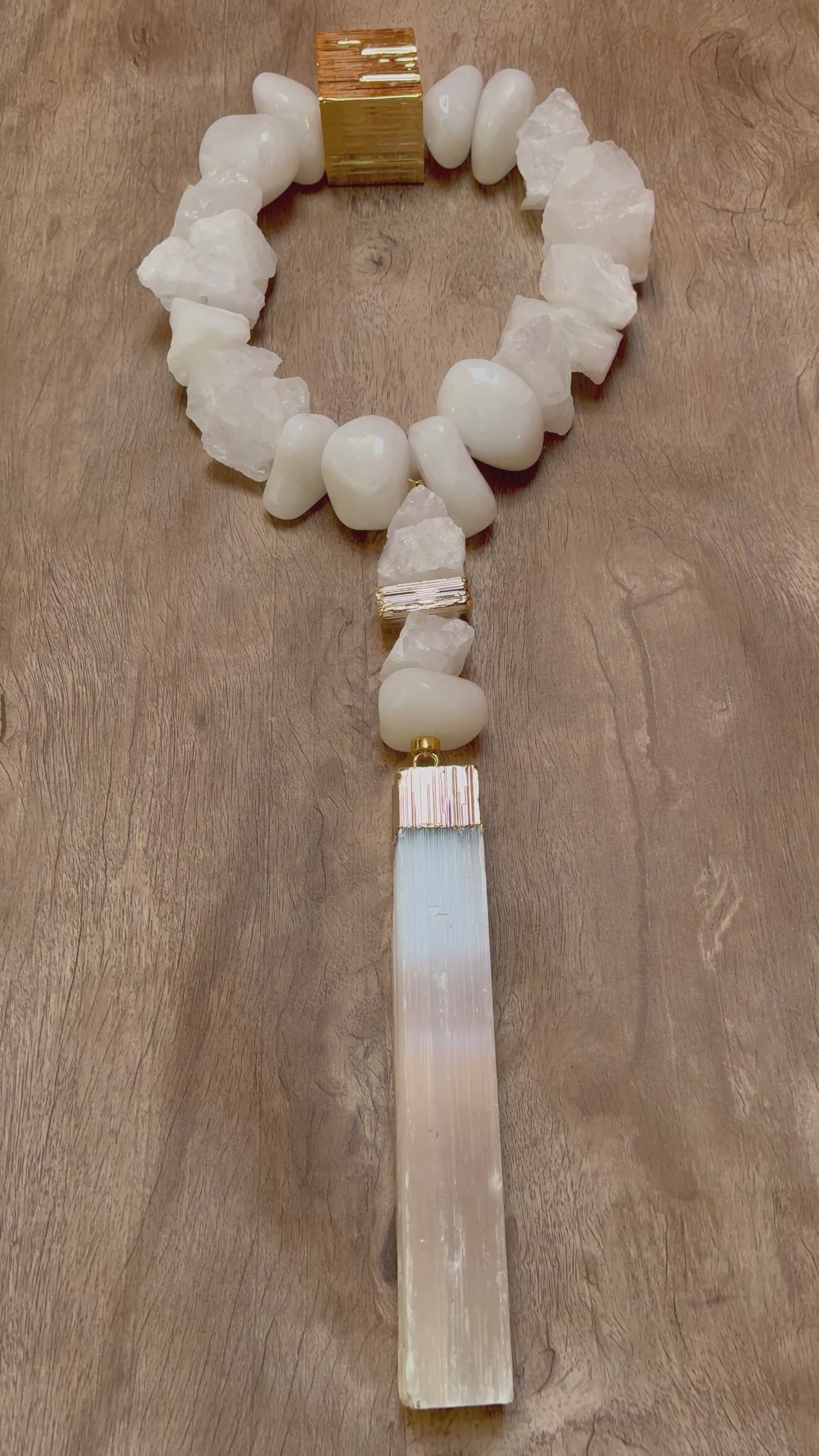 Colar de Mesa Carla- Quartzo Branco com Selenita Banhada.