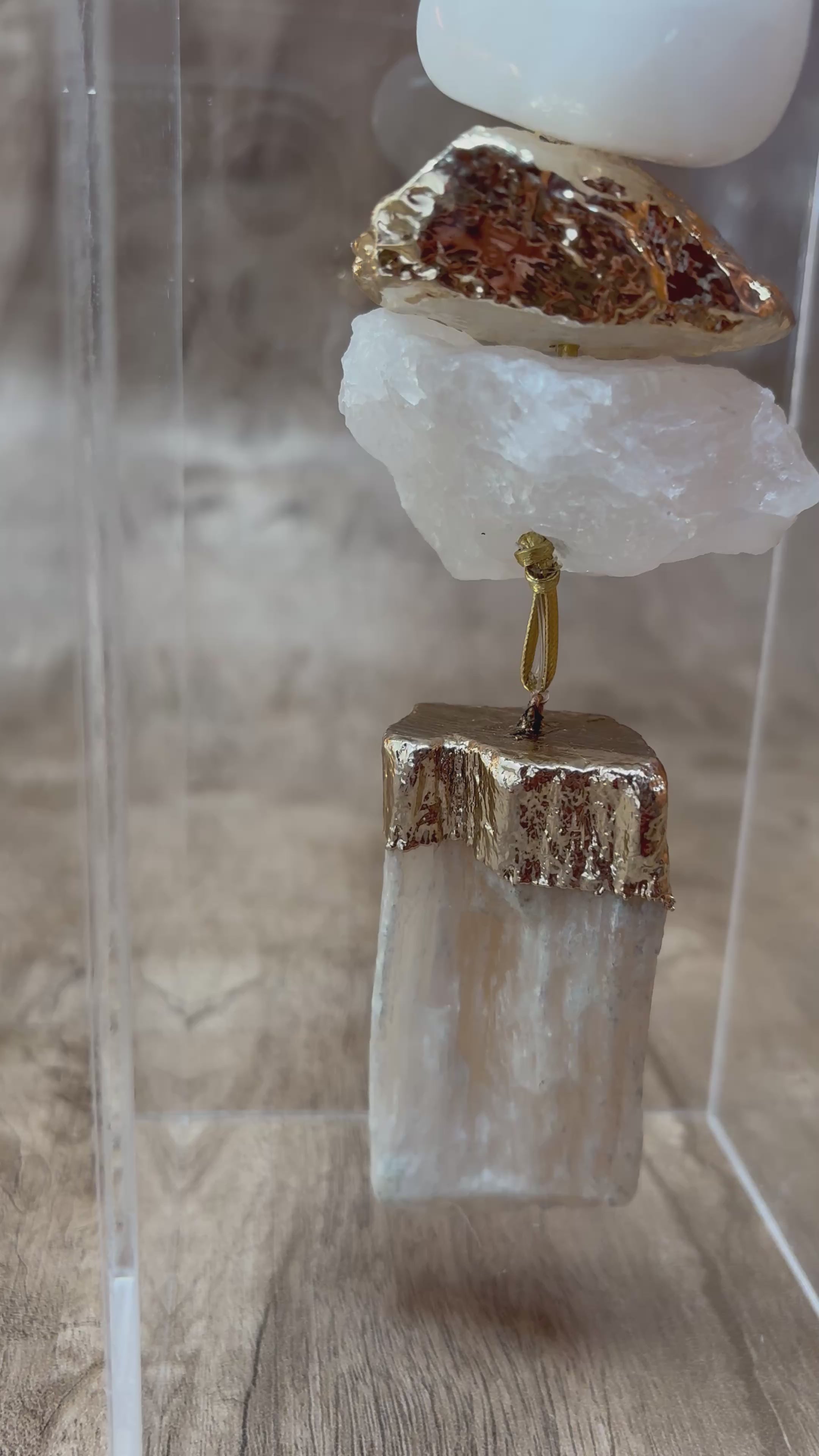 Caixa decorativa de acrílico de Quartzo Branco e Selenita Laranja.