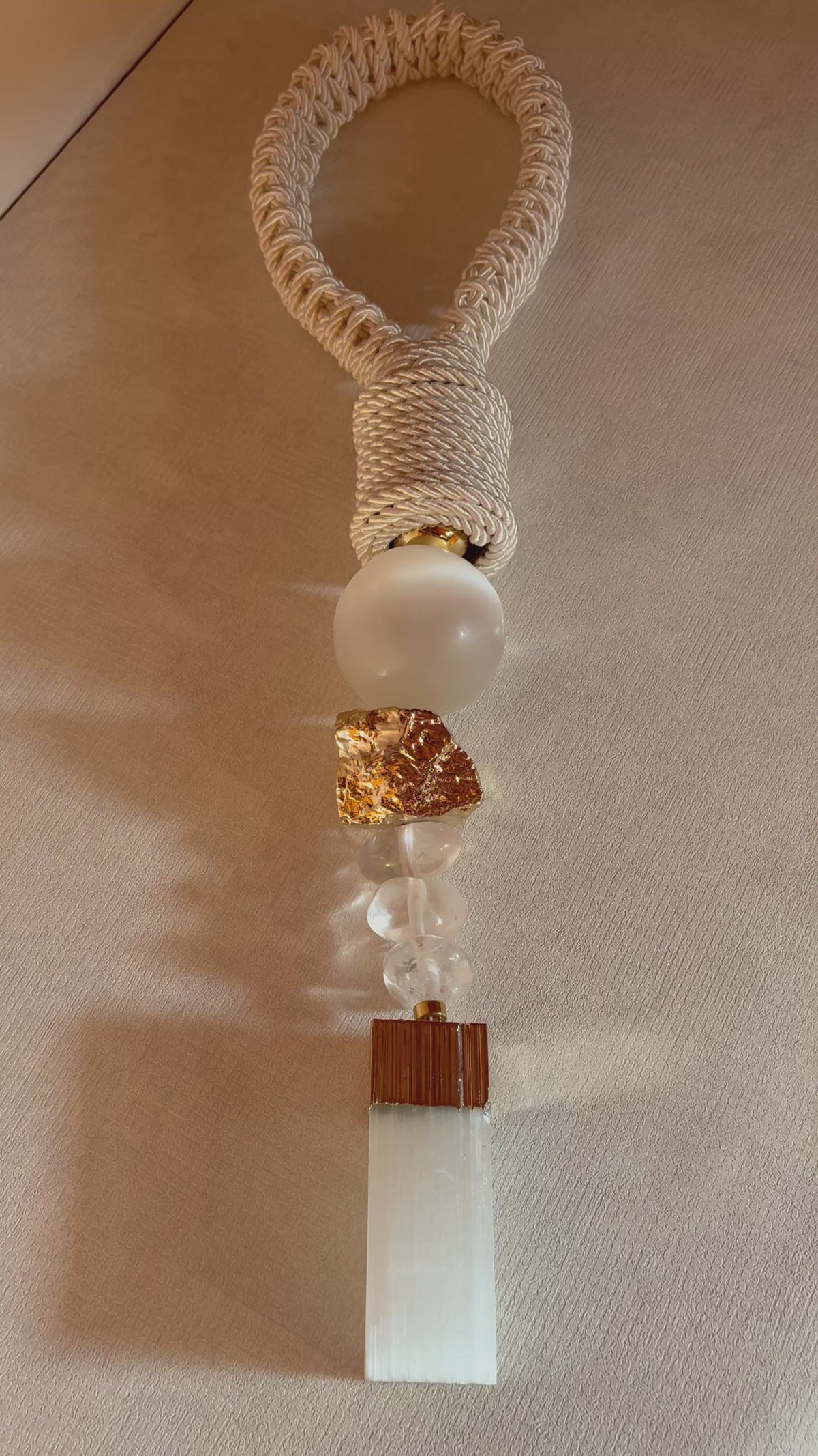 Colar de Mesa Bruna - Quartzo Branco com Selenita e medalha da Árvore da Família.