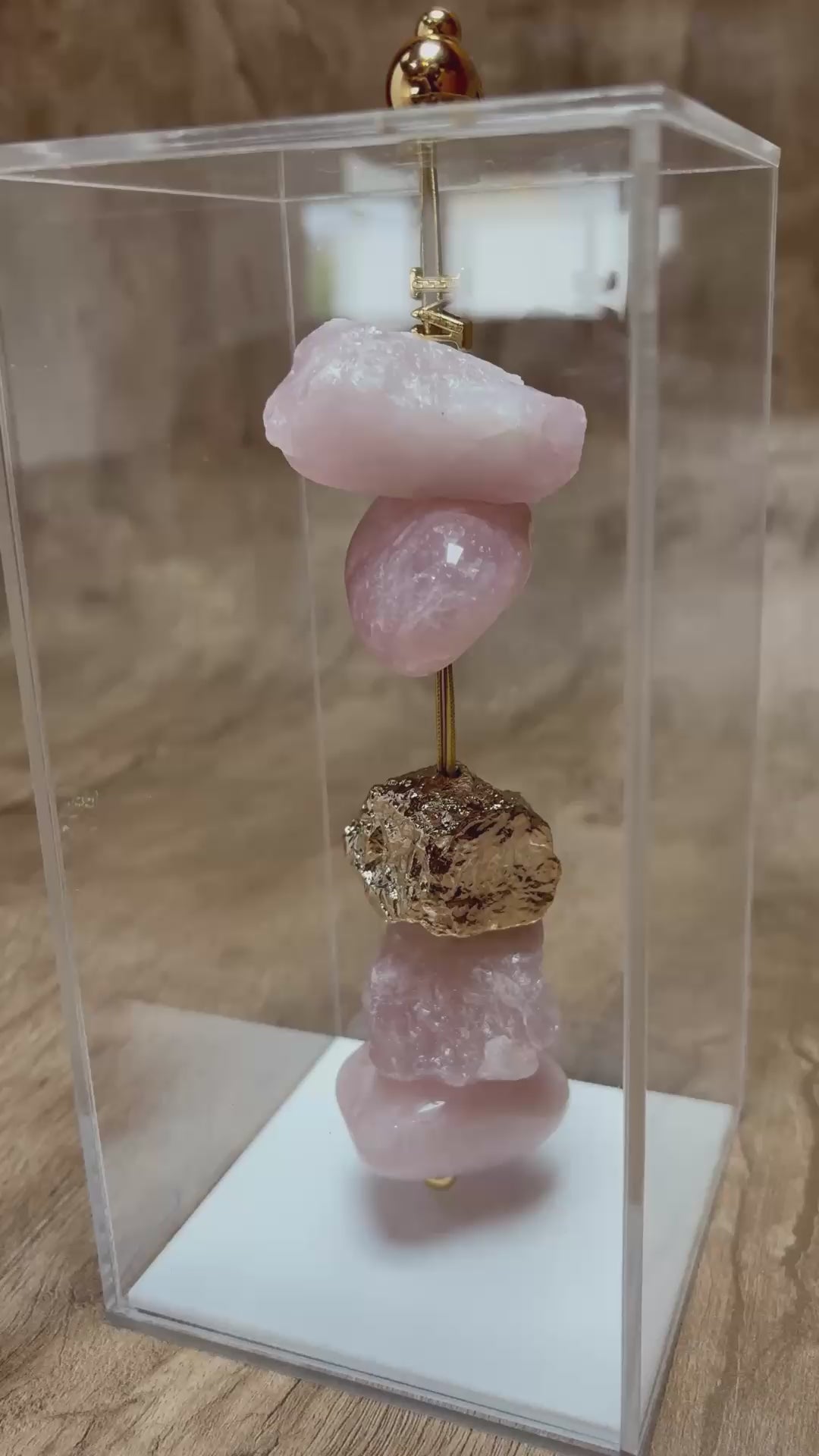Caixa de Acrílico Decorativa Com Pedra Natural - Quartzo Rosa com dourado.