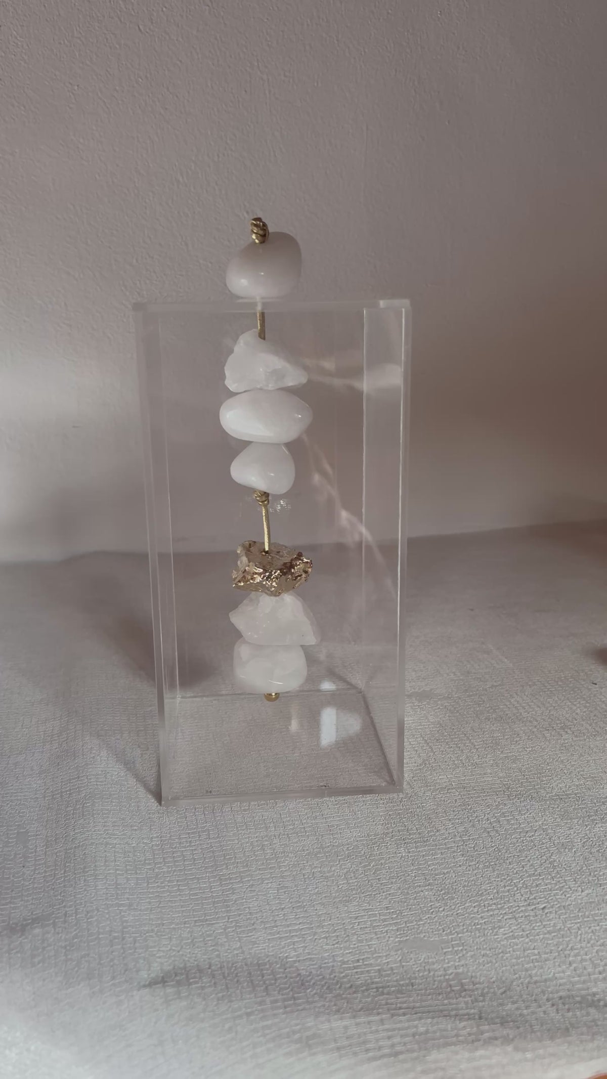 Caixa decorativa de acrílico de Quartzo Branco e Banhada Bruta.