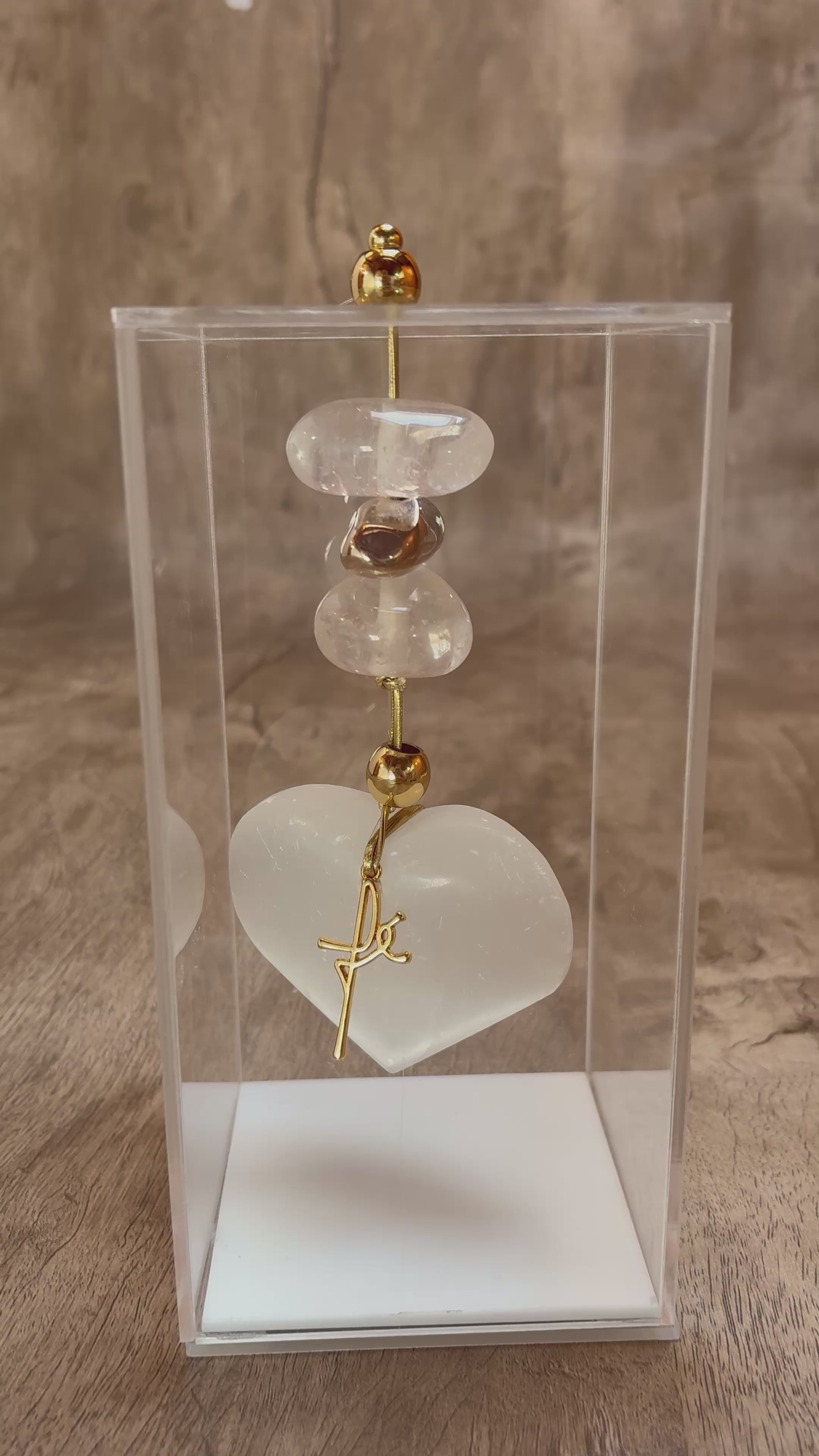 Caixa decorativa de acrílico de Cristal com coração de Selenita.