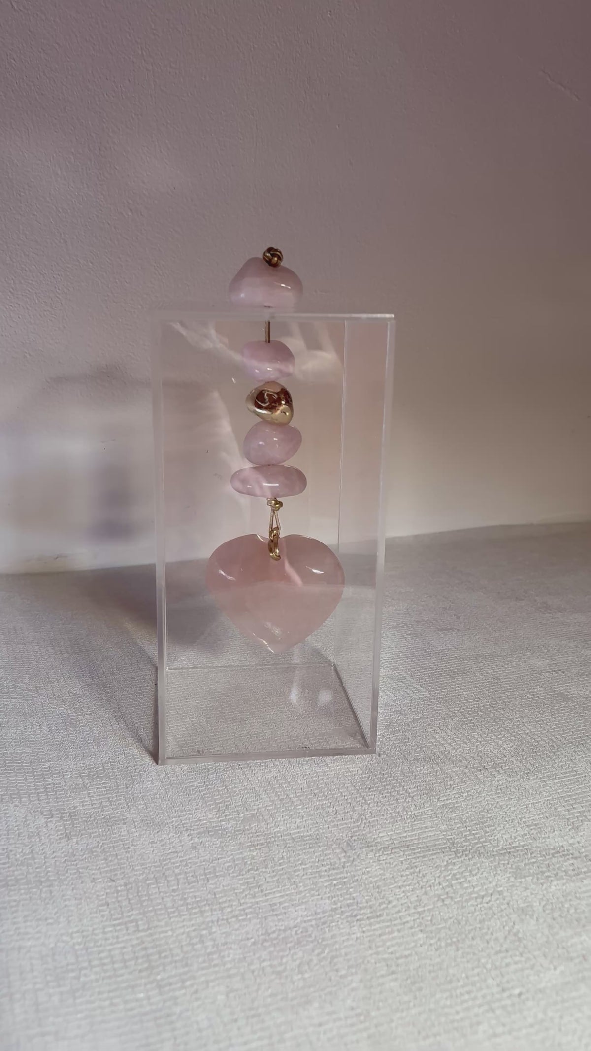 Caixa decorativa de acrílico de Coração de pedras de Quartzo Rosa.