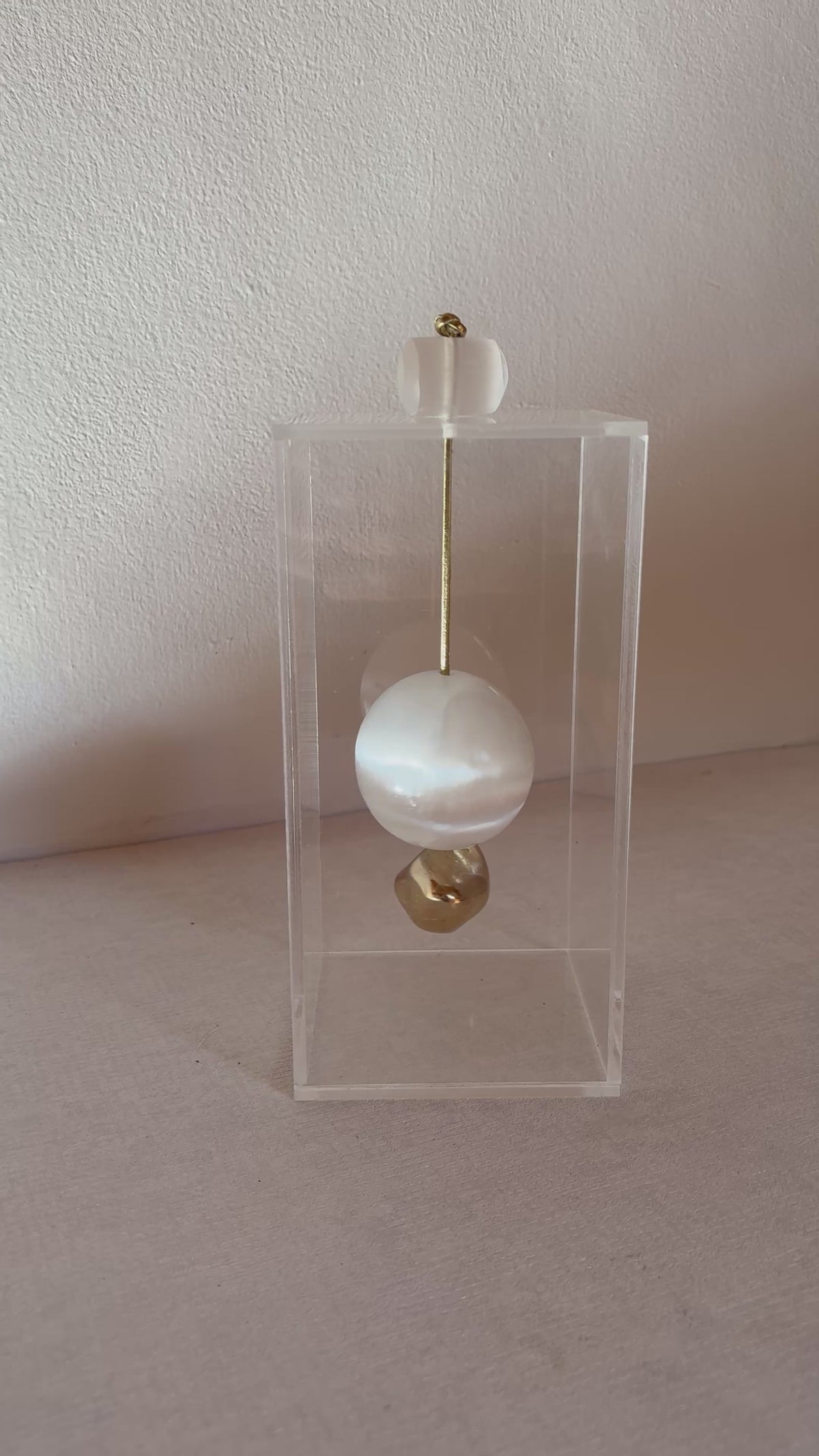 Caixa decorativa de acrílico de Esfera de Selenita e Banhada.