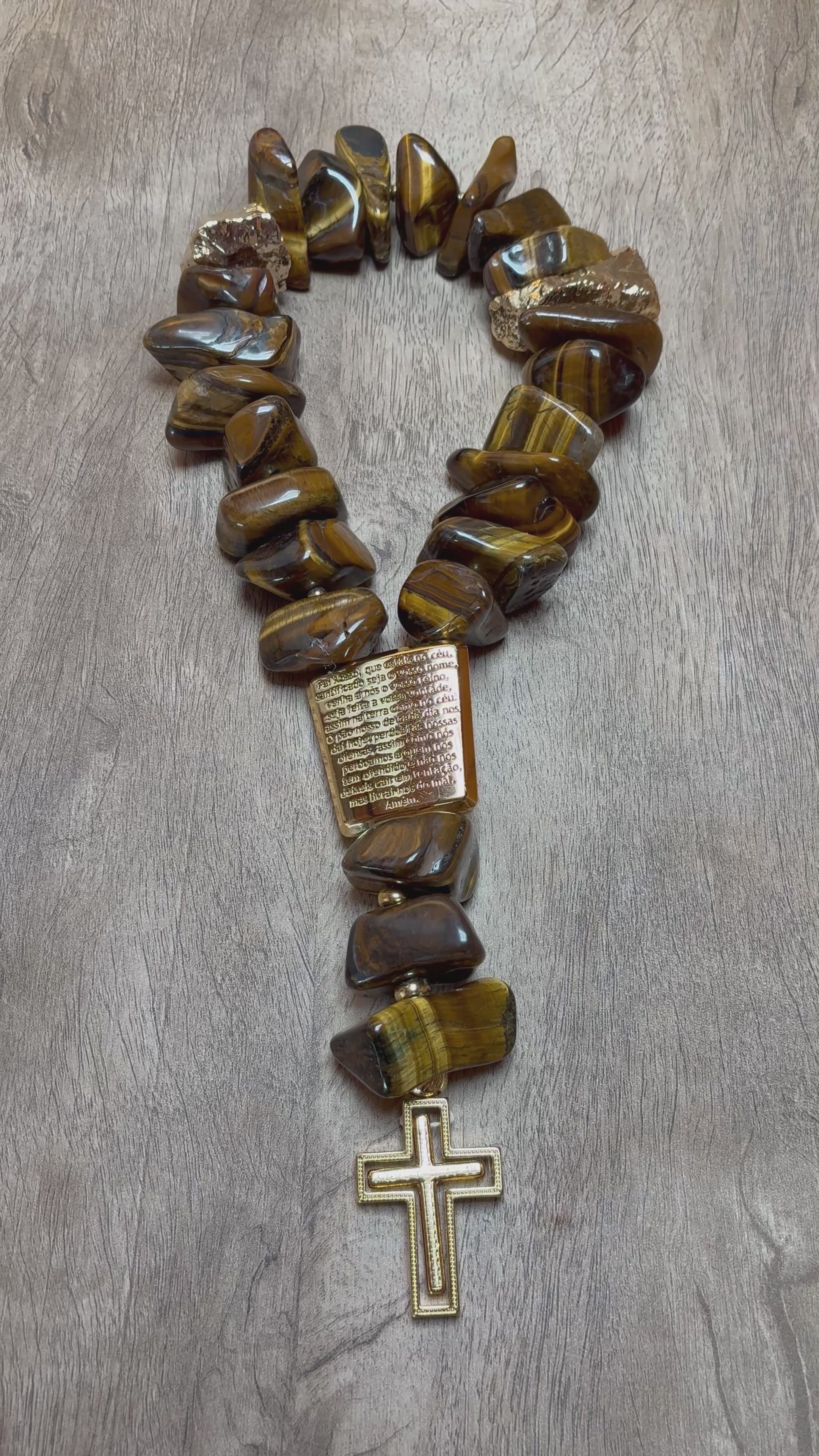 Terço Decorativo de Olho de Tigre com Cruz banhada.