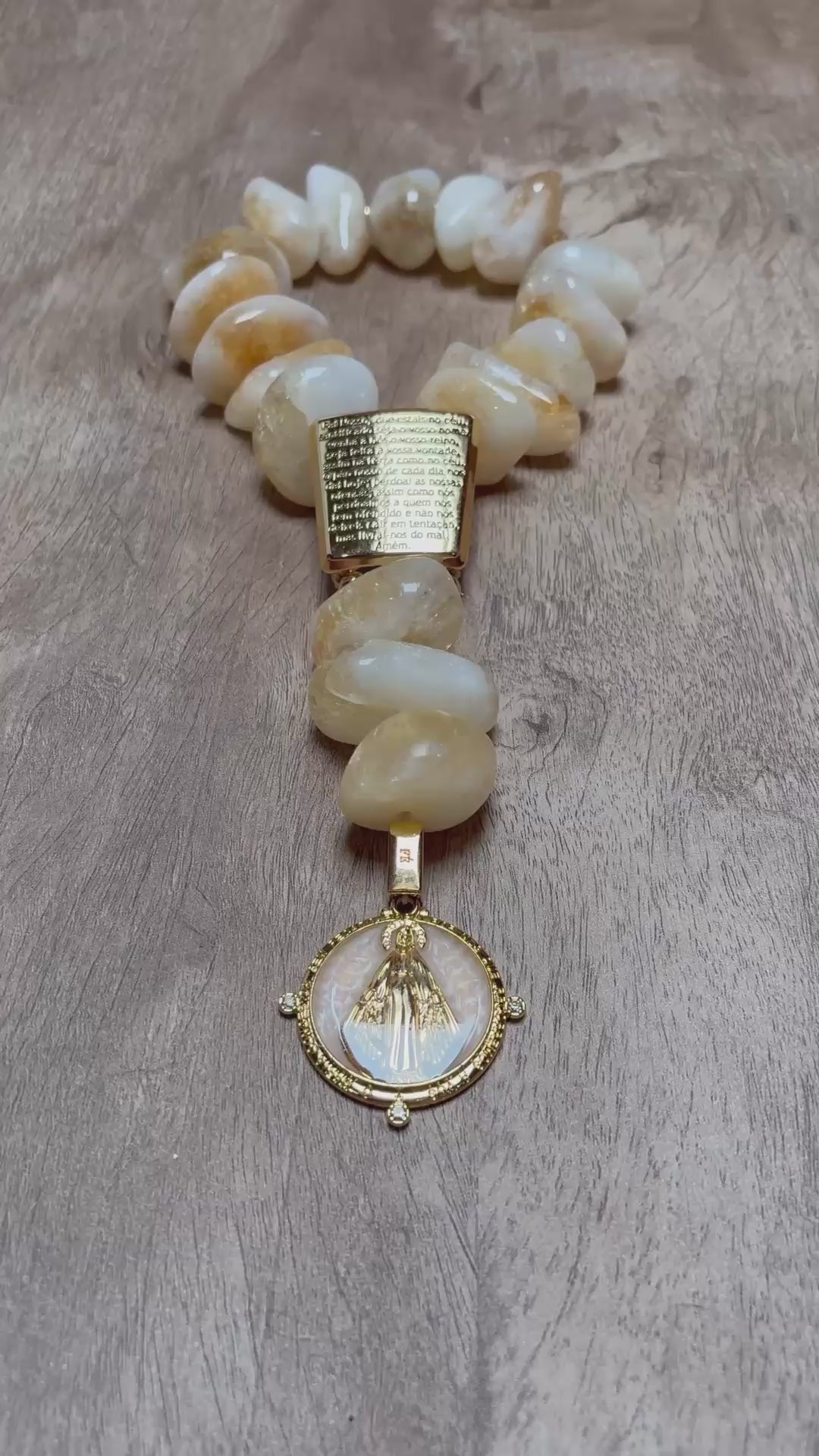 Terço Decorativo Pai Nosso de pedras naturais Citrino com medalha da Nossa Senhora