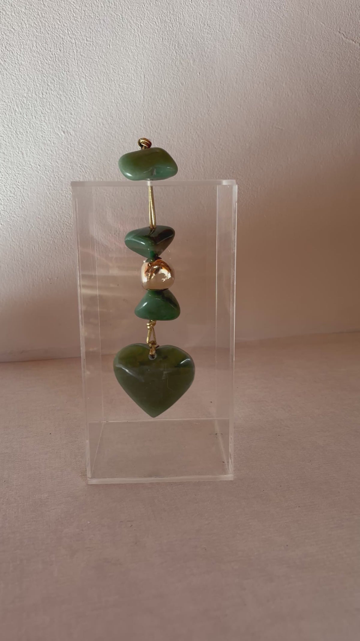 Caixa decorativa de acrílico de pedras de Quartzo verde e coração.