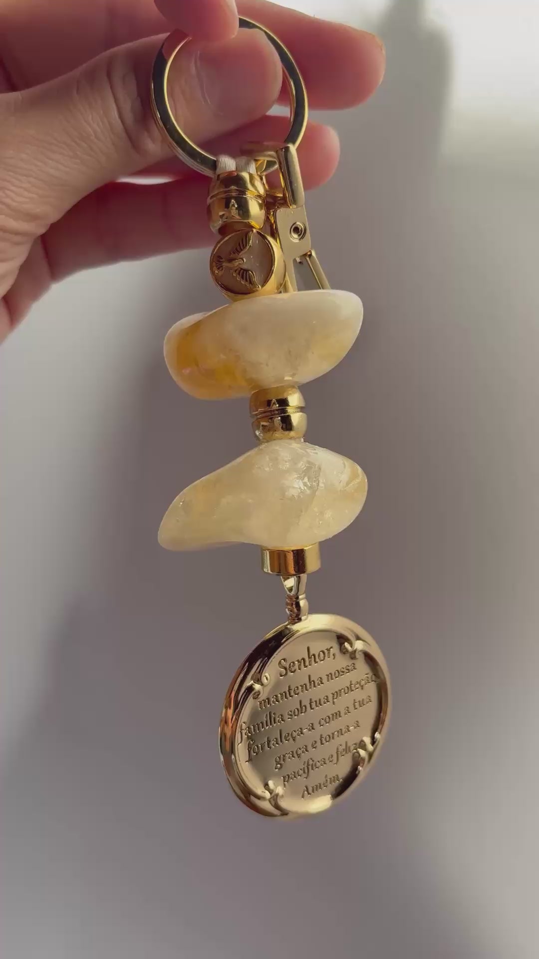 Amuleto de Proteção de Pedras Naturais - Citrino e Medalha da Família - Chaveiro
