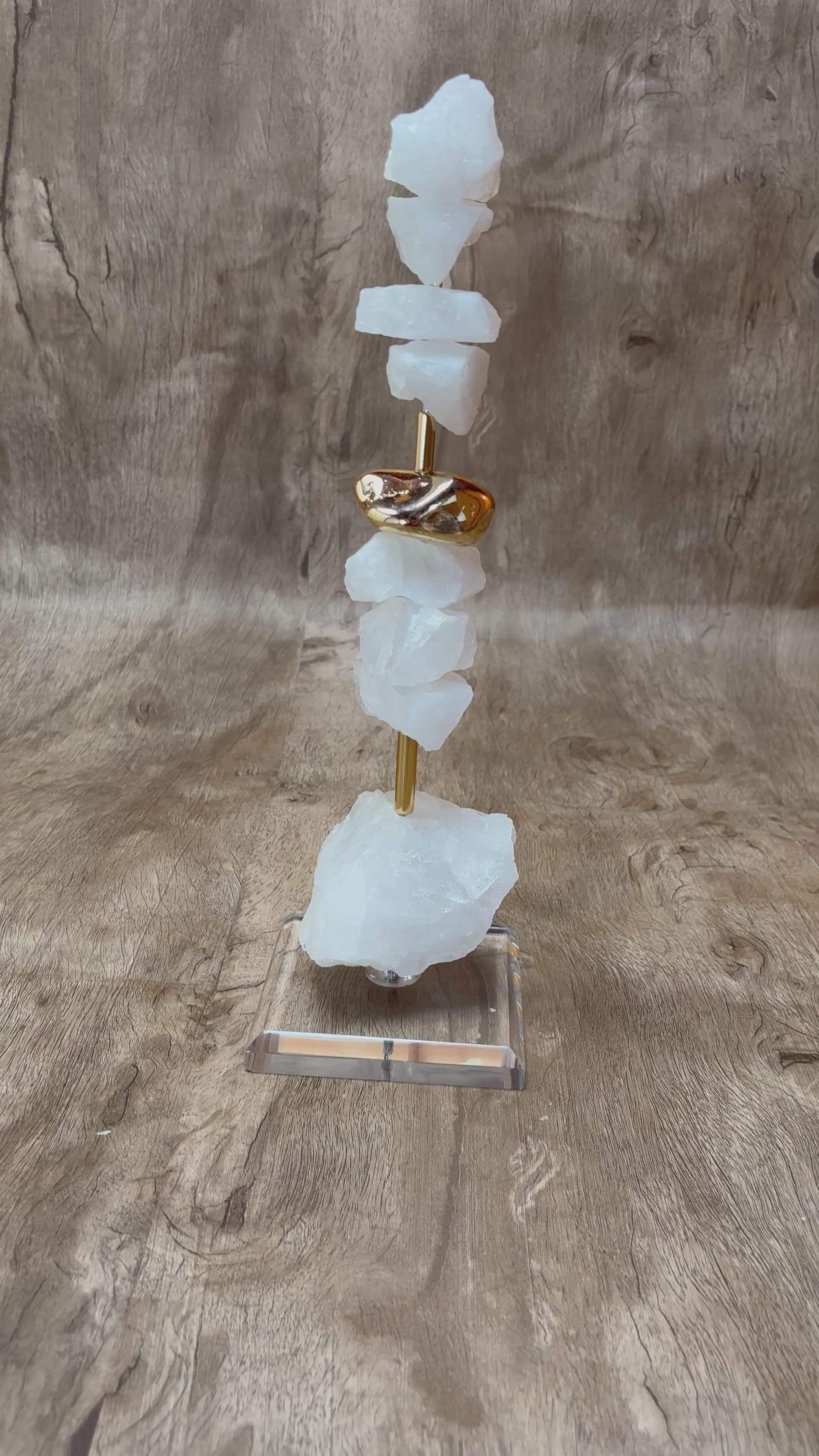 Escultura Decorativa de Quartzo Branco Bruto e Pedra Banhado.