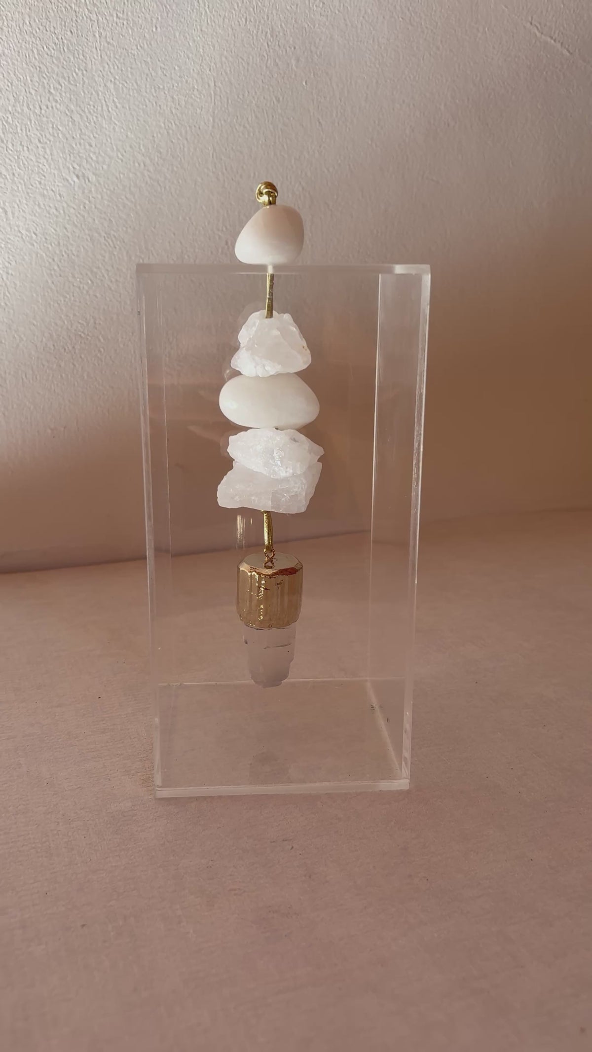 Caixa de Acrílico Decorativa Com Pedra Natural - Quartzo Branco com torre de Selenita banhada.