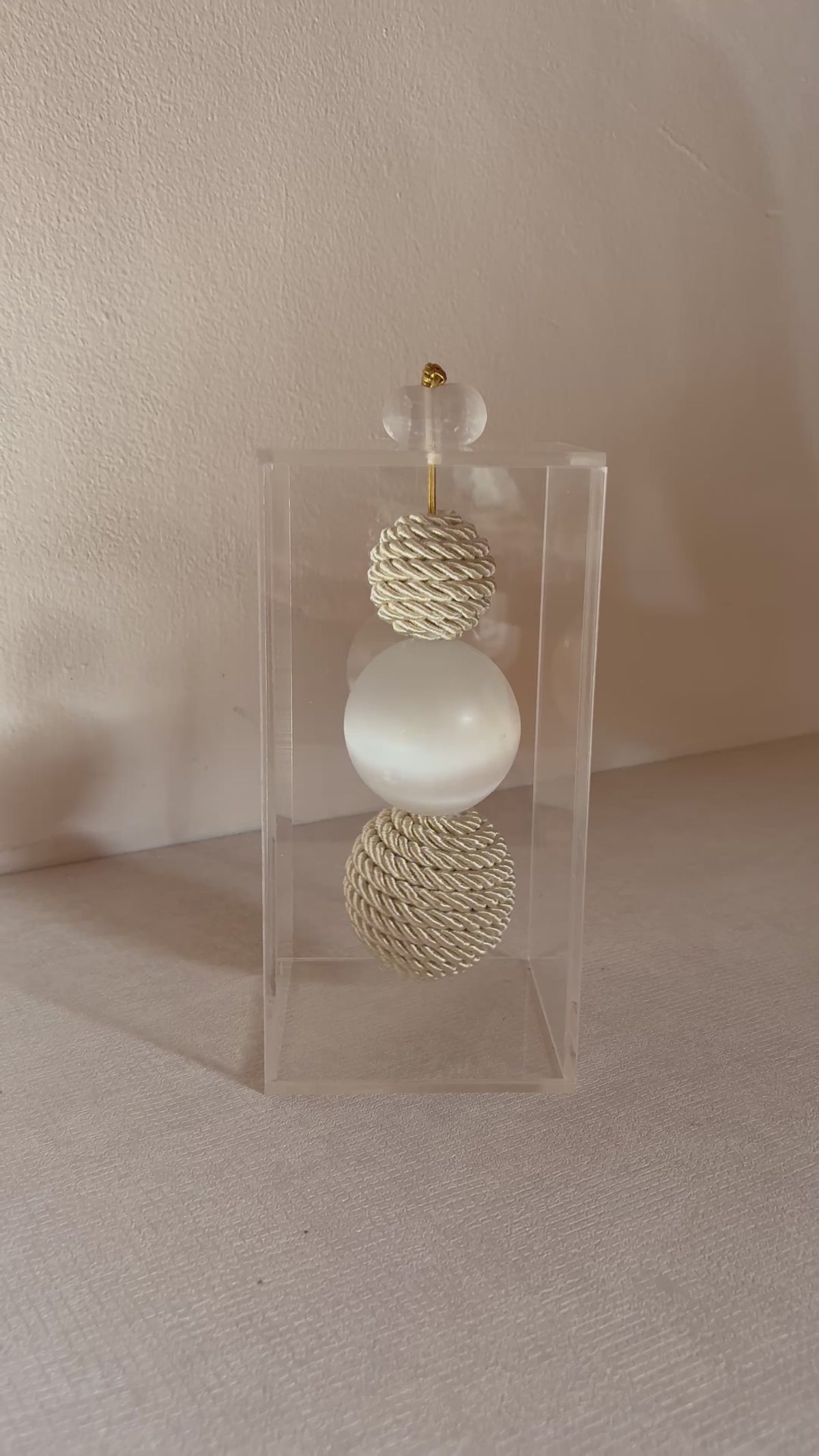 Caixa decorativa de acrílico de Esfera de Fio de Macrame e Selenita.