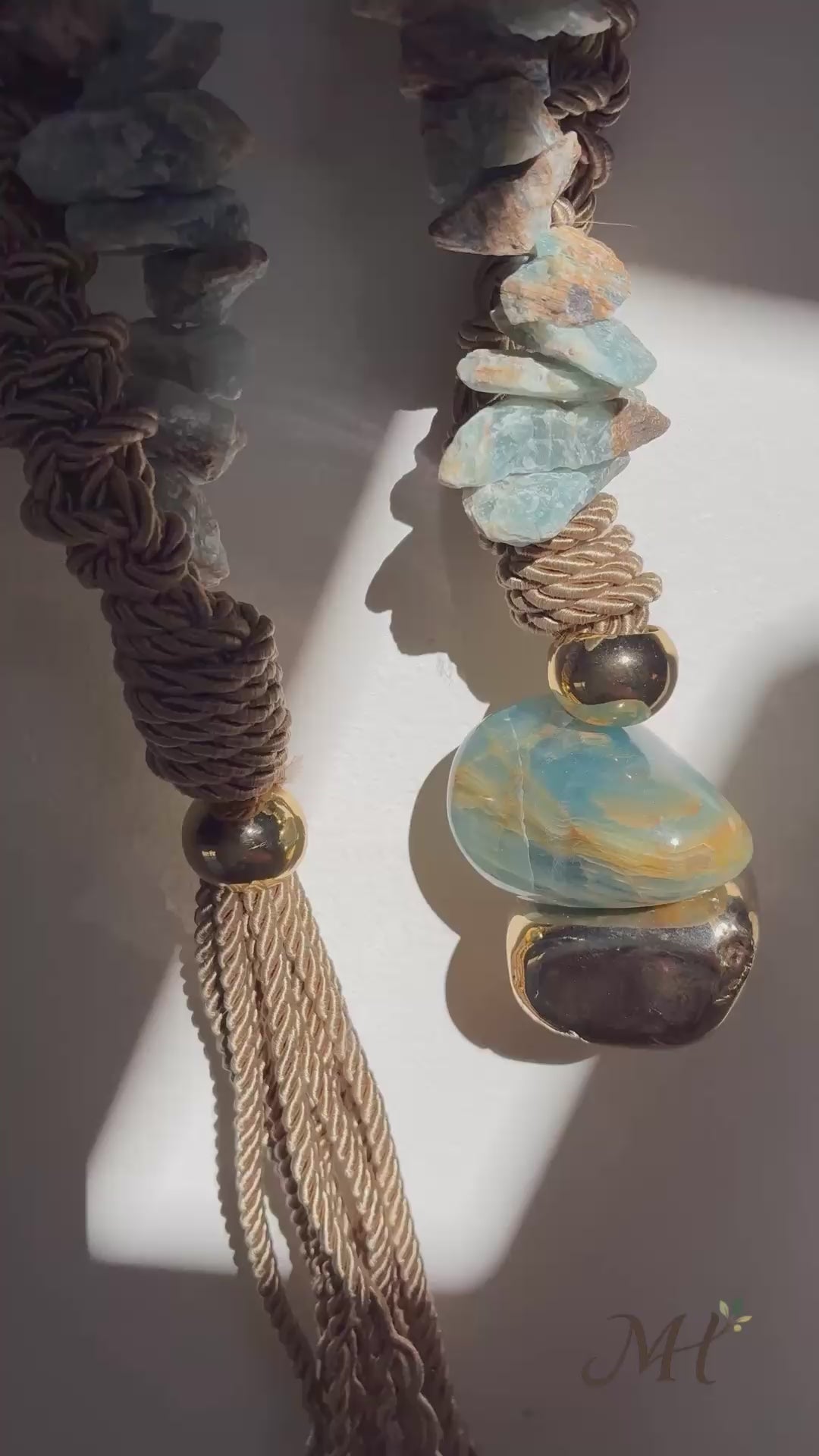 Colar de Mesa Manoela - Trançado com Macrame e Ônix Azul