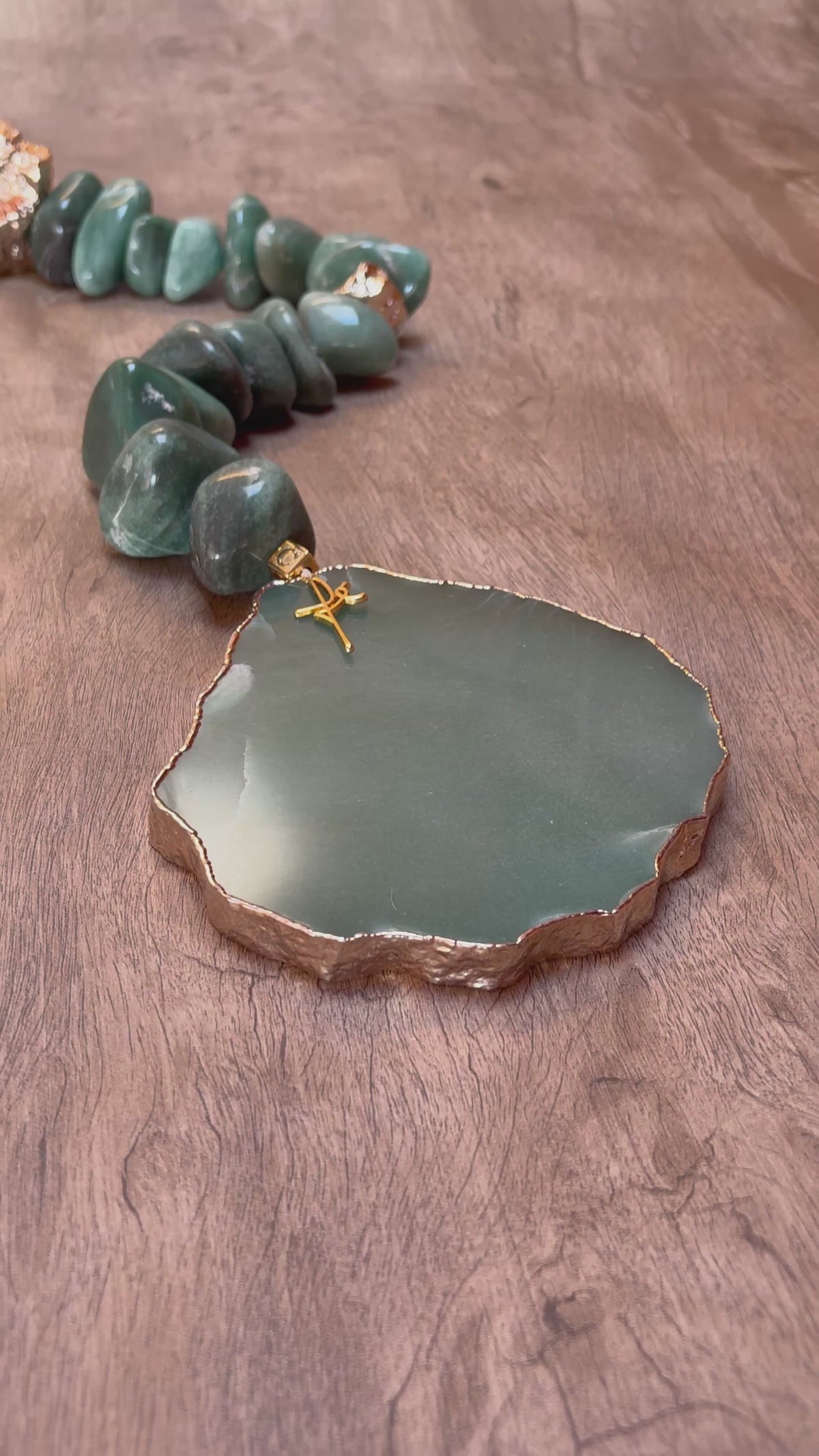 Colar de Mesa Fialho com pedras naturais - Quartzo verde com Banhada.