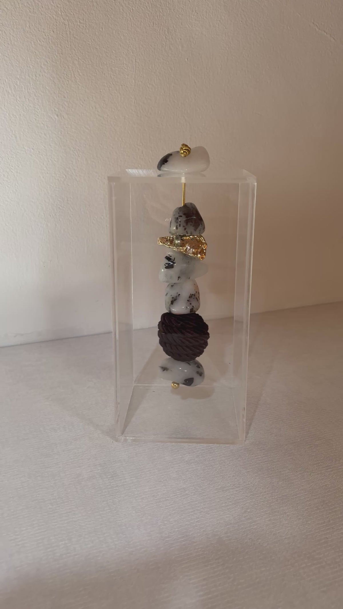 Caixa decorativa de acrílico de Quartzo Turmalinado e Esfera de Fio de Macrame.