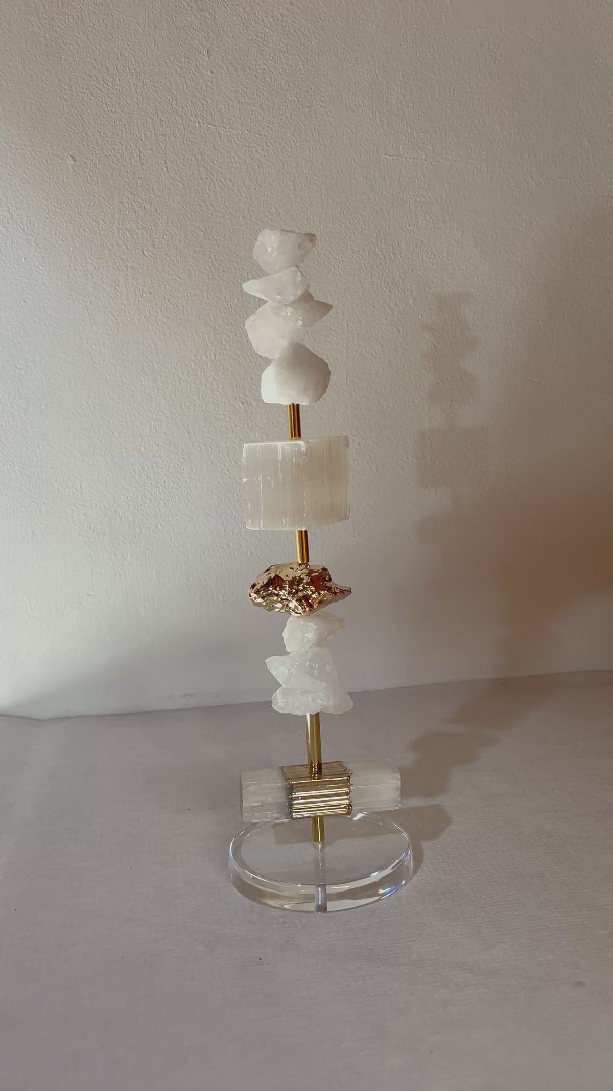 Escultura Decorativa de Selenita com Quartzo Branco Bruto.
