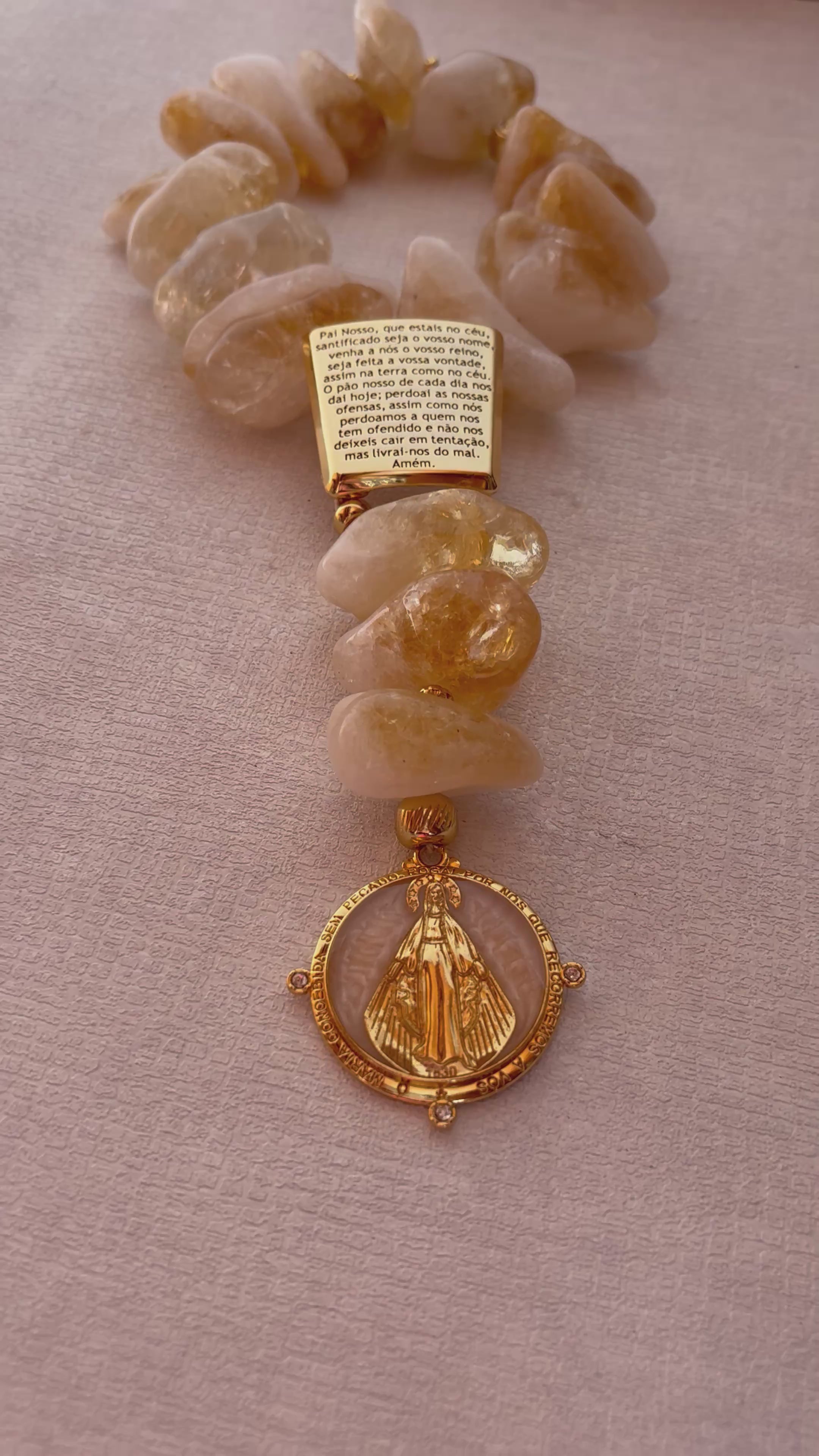 Terço Decorativo Pai Nosso de Pedra Natural - Citrino com Medalha da Nossa Senhora.