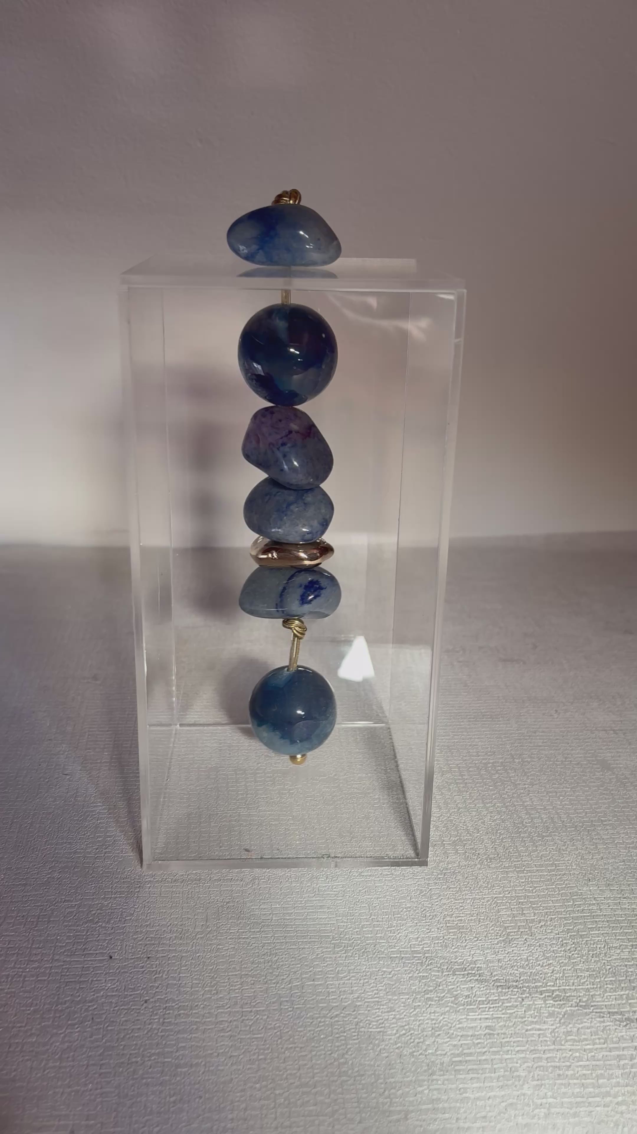 Caixa decorativa de acrílico de Esfera e Pedra de Quartzo Azul.