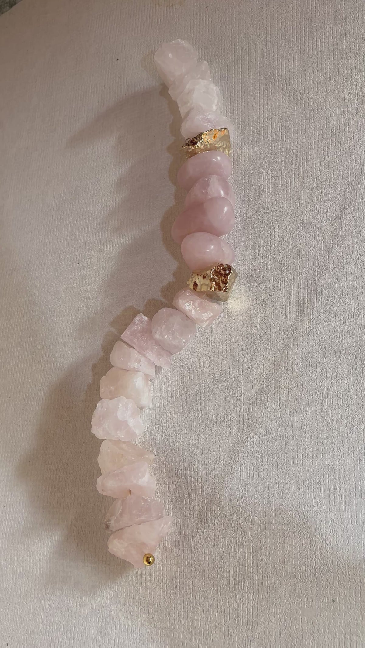 Colar de Mesa Bela- Quartzo Rosa com Pedra Banhada.