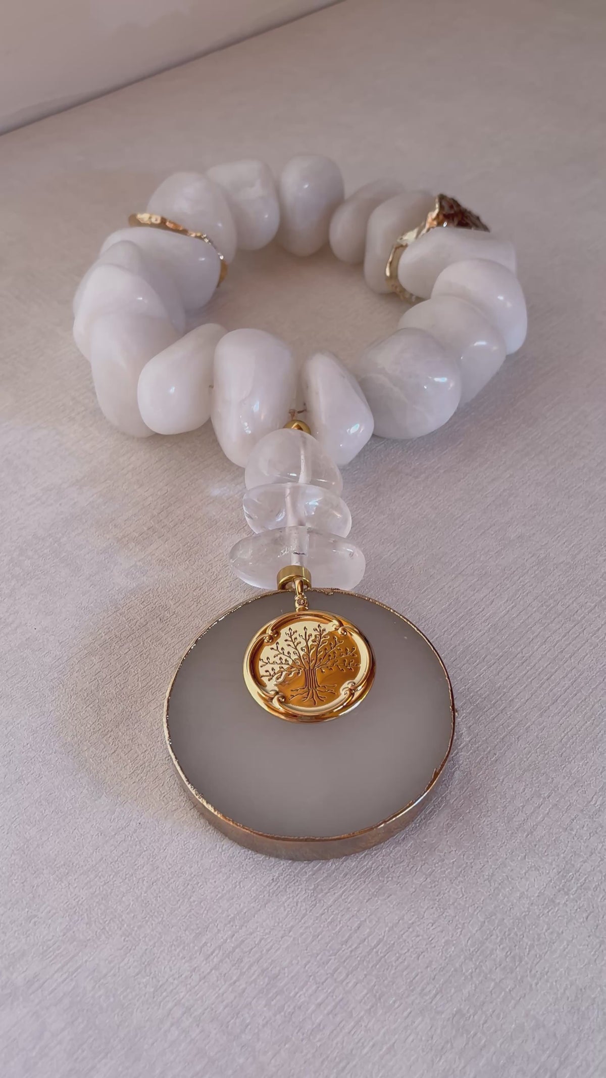 Colar de Mesa Ivy - Quartzo Branco com Selenita e medalha da Árvore da Família.