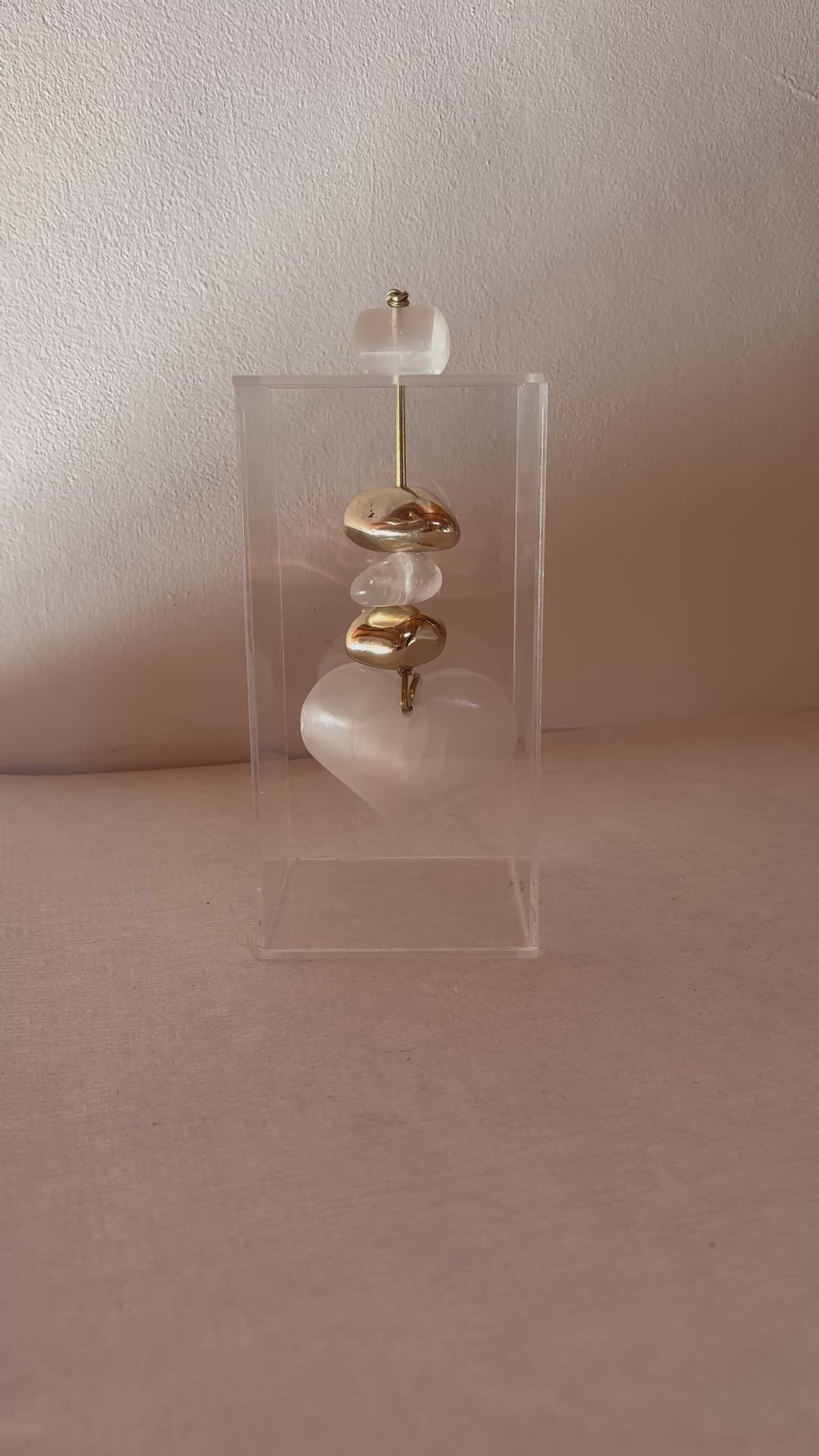 Caixa decorativa de acrílico de Cristal com Coração de Selenita.