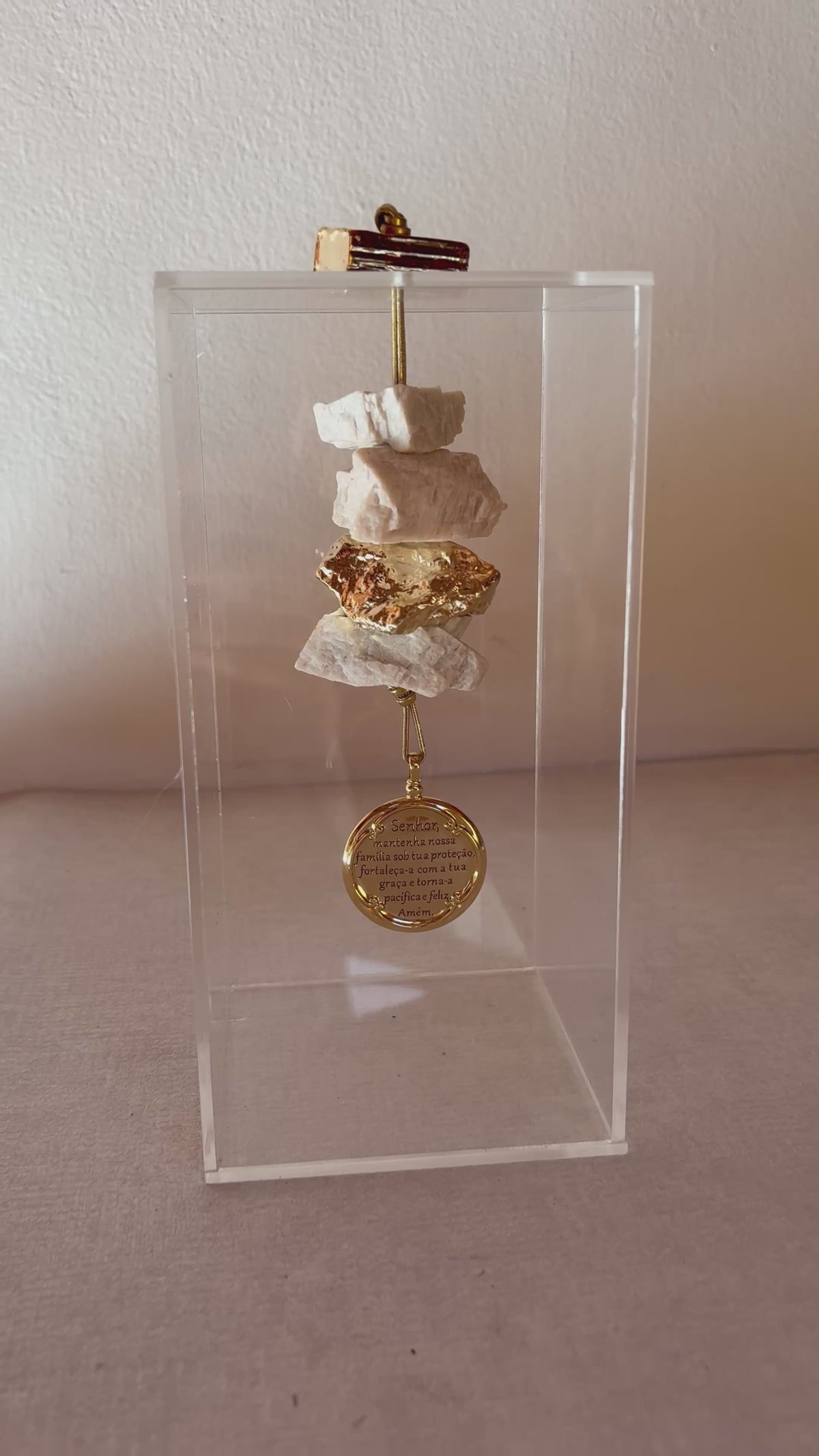 Caixa decorativa de acrílico de Fedspaldo e Banhada Bruta e Medalha da Família.
