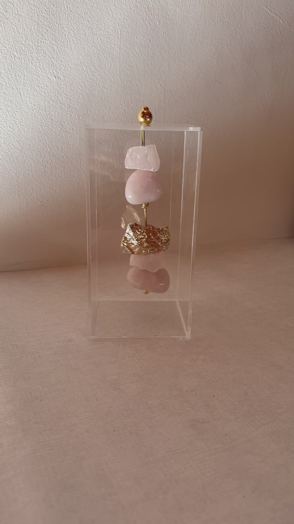 Caixa de Acrílico Decorativa Com Pedra Natural - Quartzo Rosa com Pedra Banhada.