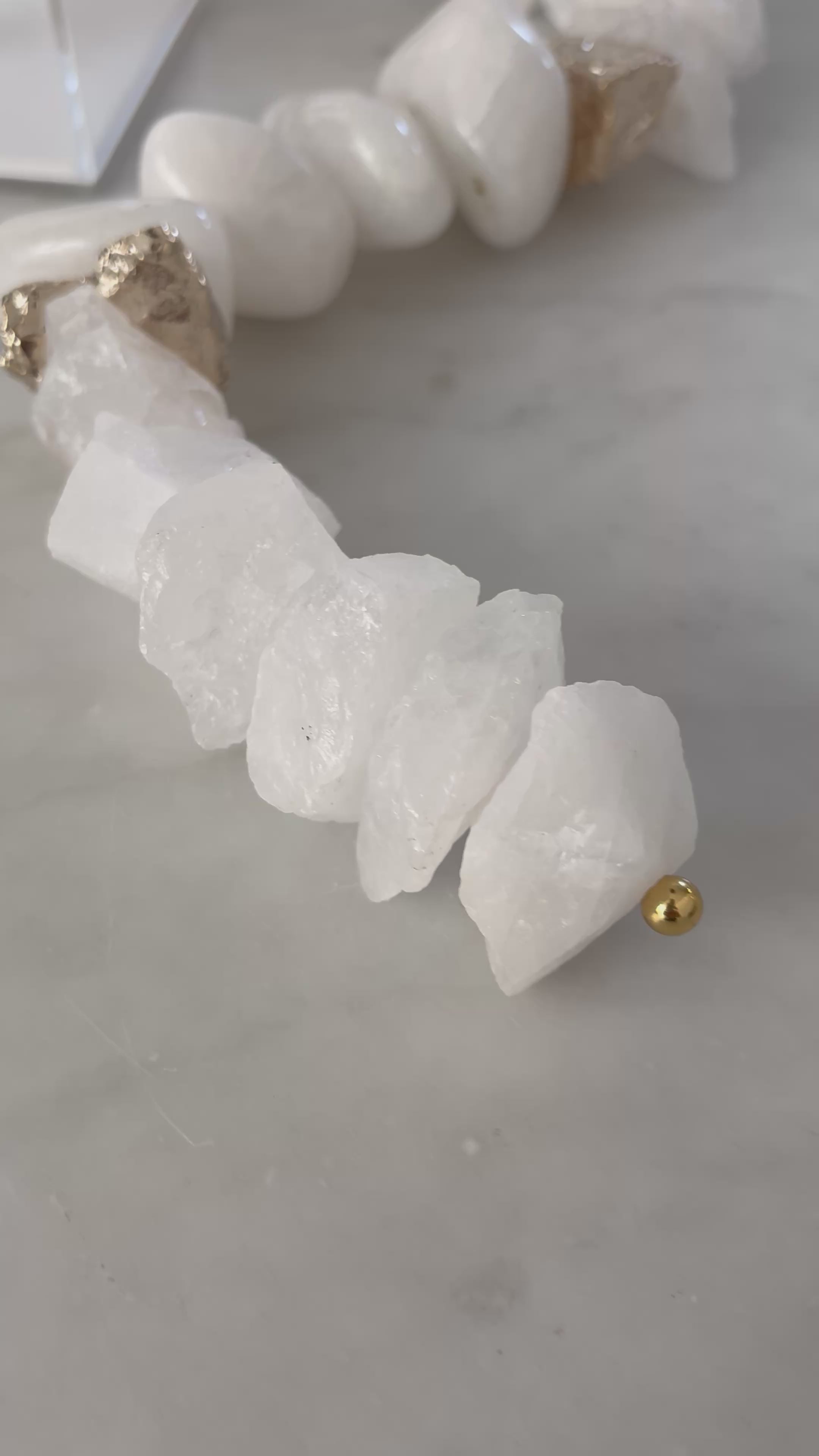 Colar de Mesa - Quartzo branco com pedra banhada.