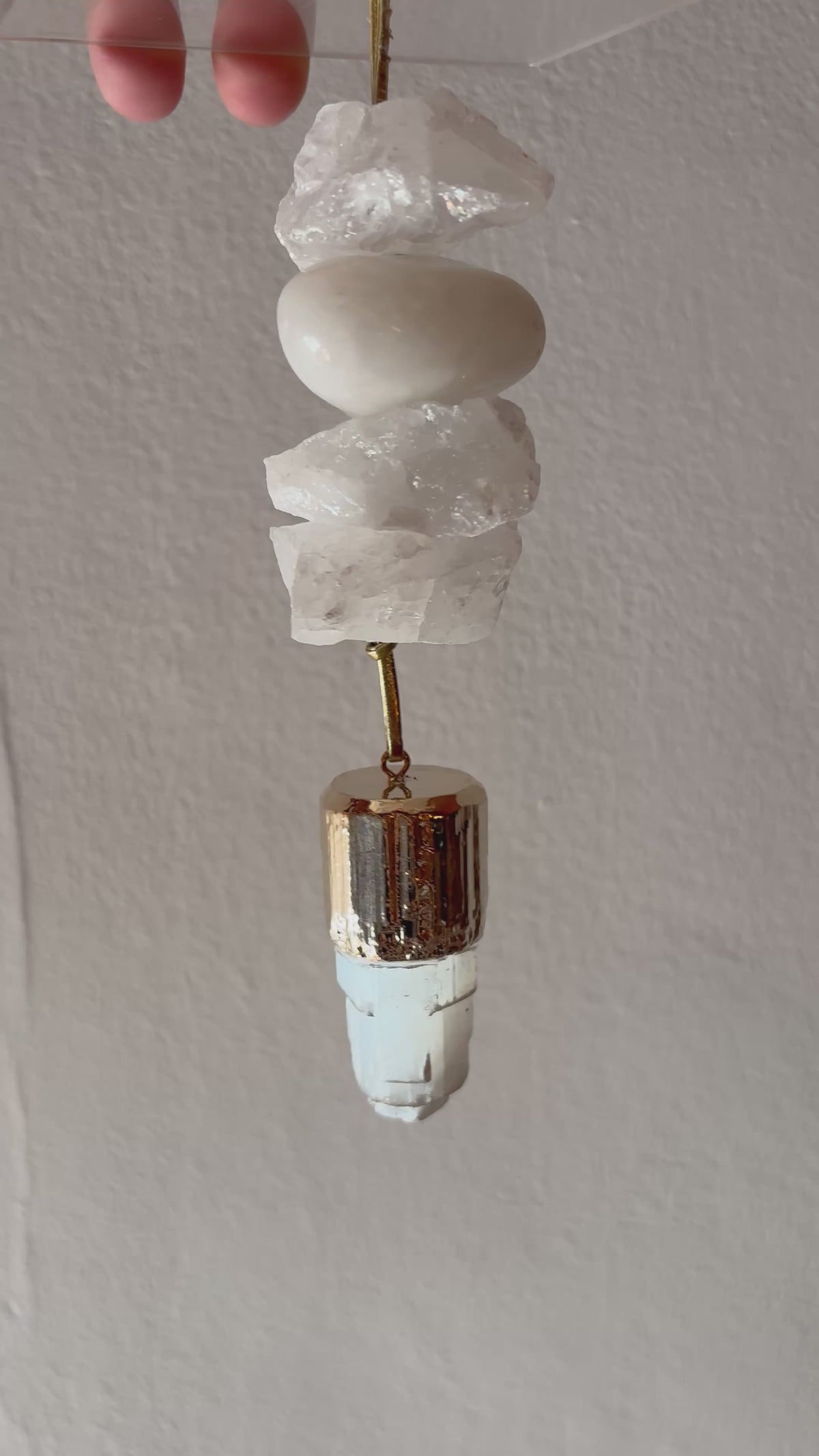 Caixa de Acrílico Decorativa Com Pedra Natural - Quartzo Branco com torre de Selenita banhada.