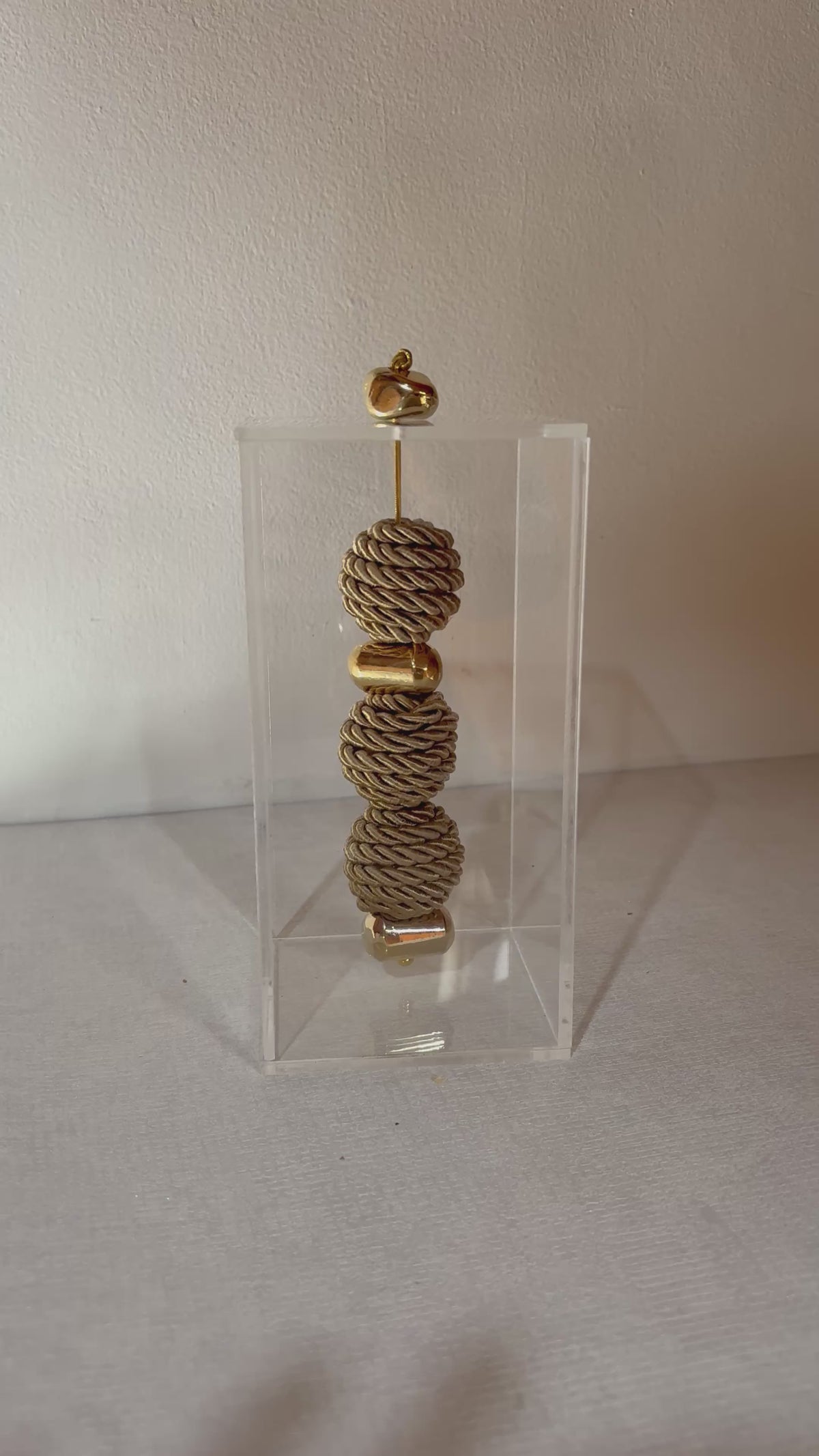 Caixa decorativa de acrílico de Esfera de Fio de Macrame e Pedra Banhada.